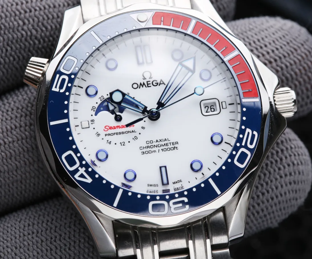 【High-end replica】💰2400! OMEGA’s latest launch is the Seamaster, super luminous, and 9-digit true moon phase. It adopts an imported fully automatic mechanical movement to achieve zero repairs, can store power for over 48 hours, and is waterproof to a depth of 200 meters. [Case]: 316 fine steel (high quality workmanship) [Strap]: Imported tape/top 316 fine steel [Movement]: Imported Citizen 8215 fully automatic mechanical movement (stable running time) [Glass]: Advanced strengthened coated mirror [Size]: Diameter 41mm, thickness 13mm