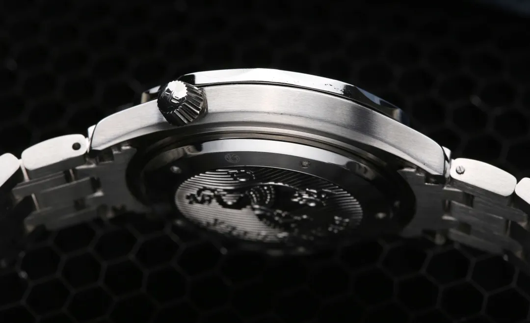 【High-end replica】💰2400! OMEGA’s latest launch is the Seamaster, super luminous, and 9-digit true moon phase. It adopts an imported fully automatic mechanical movement to achieve zero repairs, can store power for over 48 hours, and is waterproof to a depth of 200 meters. [Case]: 316 fine steel (high quality workmanship) [Strap]: Imported tape/top 316 fine steel [Movement]: Imported Citizen 8215 fully automatic mechanical movement (stable running time) [Glass]: Advanced strengthened coated mirror [Size]: Diameter 41mm, thickness 13mm