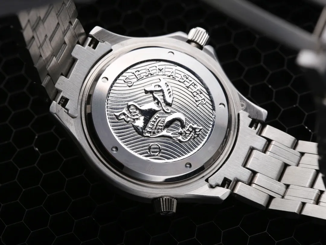 【High-end replica】💰2400! OMEGA’s latest launch is the Seamaster, super luminous, and 9-digit true moon phase. It adopts an imported fully automatic mechanical movement to achieve zero repairs, can store power for over 48 hours, and is waterproof to a depth of 200 meters. [Case]: 316 fine steel (high quality workmanship) [Strap]: Imported tape/top 316 fine steel [Movement]: Imported Citizen 8215 fully automatic mechanical movement (stable running time) [Glass]: Advanced strengthened coated mirror [Size]: Diameter 41mm, thickness 13mm