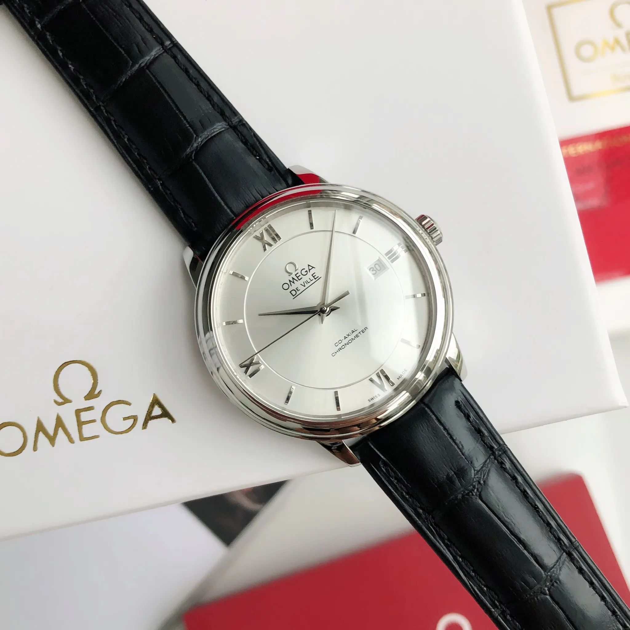 【High-end replica】💰1160! 【Customized all-in-one machine】💰1720! 2023 upgraded blockbuster model - Omega Butterfly De Ville series men's watch [Casual, simple and classic hot model] After the De Ville series was discontinued last year, the factory persisted in adhering to the concept of providing better prices and being more people-friendly. It spent nearly a year strictly controlling and selecting high-quality suppliers of various accessories. Thanks to the strong support of a replica factory, it has worked hard to create today's upgraded and high-quality products at the same price‼ ️ This upgrade uses the same-level lettering from a certain factory, corrects the original synchronous stretch clasp, and passes the factory damage test to ensure excellent quality [Movement] Equipped with zero repair 💯 Brand new Citizen 9015 all-in-one automatic mechanical movement, precise travel time and long-lasting, highly recognized by watch friends [Case] 316L stainless steel case, modified and beautiful body The bottom cover is embossed according to the original synchronized track text. The 39.5mm shell size adheres to the same original details. Curved dial. 100-meter depth waterproof. Scratch-resistant sapphire mirror. [Bracelet] Use 316L stainless steel bracelet with original folding stretch buckle of the same material or calfskin strap. This picture is a real shot of a customized all-in-one machine!