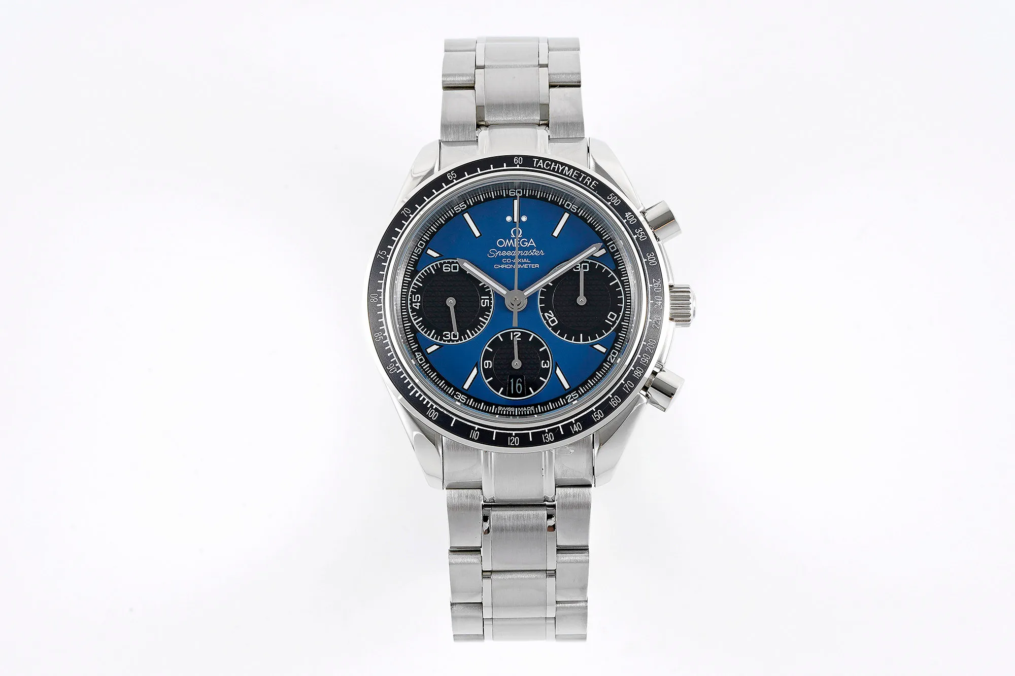 【Top Replica】💰Private chat! Omega Speedmaster series 326.32.40.50.06.001 multi-function chronograph watch. The synchronous counter is 40mm in size and uses the 7750 chronograph movement to make it more stable and durable, creating an original quality copy of the Omega Speedmaster series watch. [Appearance] Purchase genuine products for disassembly and mapping. They have the same stepped watch case cover, the same CNC polishing level, and the same thickness size. The entire watch accessories, including the strap lug screws, are perfectly interchangeable with the genuine products. [Disk surface] The dial adopts the same grain texture and radial pattern lettering as the original product, and uses the same frosted fine particle lettering as the original. The overall density of the particles is consistent with the original product. The same light source reflection as the original product can be seen at any angle. Each number, word nail, logo, is independently molded using genuine craftsmanship materials. After several sets of molds, the three-dimensional beauty is finally consistent with the original version. [Mirror] Double-sided blue-coated curved sapphire glass mirror, double-sided chamfered and smooth edges, and the thickness arc reaches the strict tolerance standard of 0.03. Scratch-resistant and wear-resistant, crystal clear. [Waterproof] The lock-type crown has been tested repeatedly and is consistent with the original product. The waterproof depth is 100 meters. [Strap] The rubber strap follows strict standards from the raw material. Every detail has been polished repeatedly and is of the highest quality. It is soft and delicate, fits the wrist and is comfortable to wear. Every inch of stitching and every detail, including the number, is consistent with the original. [Watch Buckle] The brushed texture of the watch buckle is fine and neat, and the depth of the drawing is exactly the same as the original. Not only the density of the drawing is fine and consistent, but also the depth of the drawing is consistent with the original. The watch buckle is deeply restored, which solves the embarrassing problem of the buckle becoming loose after being used for a period of time. The watch buckle still fits tightly after being used for a long time, and the crisp sound of the buckle is also deeply restored.