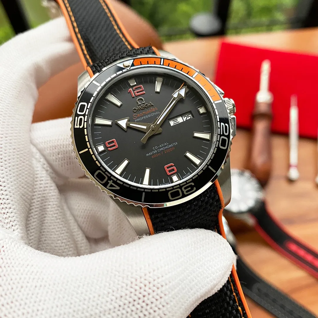 【Foreign trade import】💰1160! Omega🔥Latest design🔥Sports and leisure🎈🎈 [Type]: Boutique men's watch [Strap]: 316 stainless steel strap [Movement]: Top fully automatic mechanical movement [Mirror]: Mineral-strengthened glass (higher definition) Elegant taste Vast and majestic Ingenuity A treasure for the wrist Size: 43mm in diameter and 12mm thick Hot on the market! Welcome to reprint!
