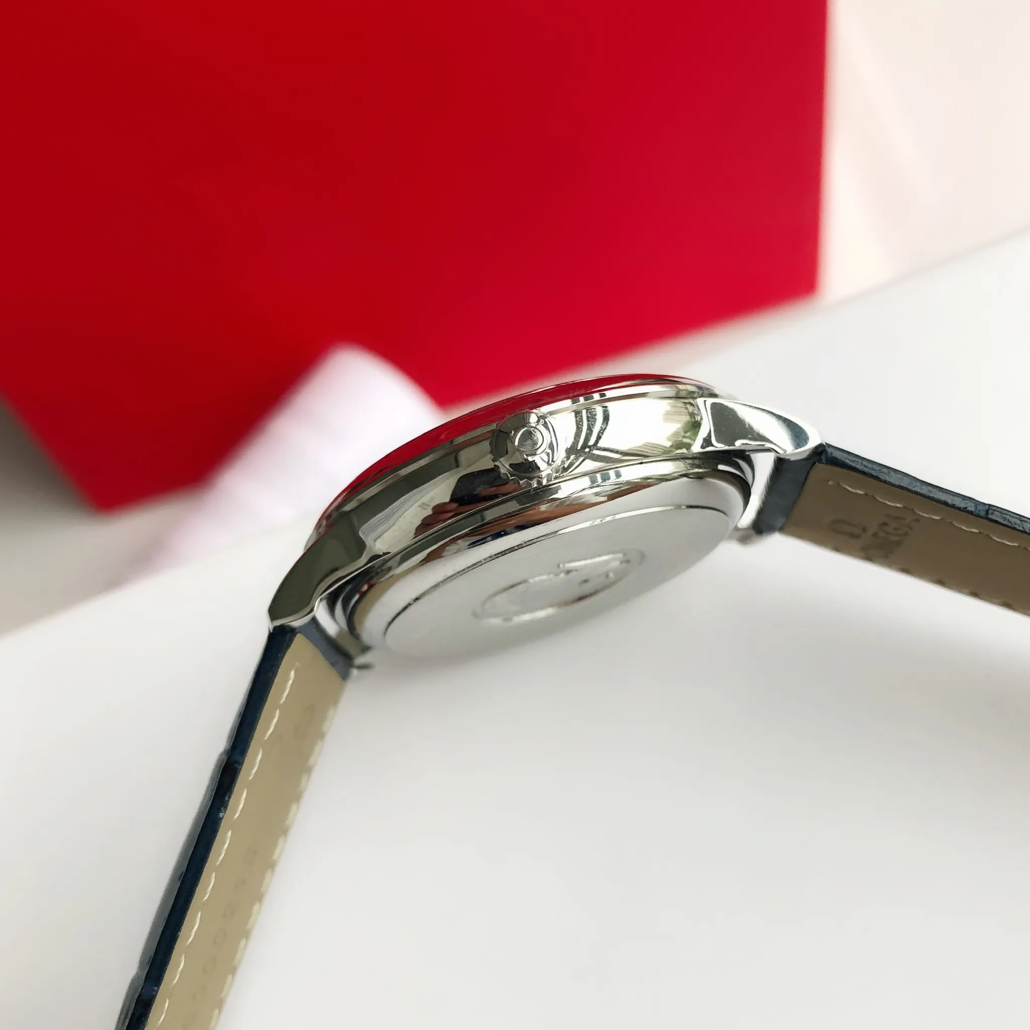 【High-end replica】💰1160! 【Customized all-in-one machine】💰1720! 2023 upgraded blockbuster model - Omega Butterfly De Ville series men's watch [Casual, simple and classic hot model] After the De Ville series was discontinued last year, the factory persisted in adhering to the concept of providing better prices and being more people-friendly. It spent nearly a year strictly controlling and selecting high-quality suppliers of various accessories. Thanks to the strong support of a replica factory, it has worked hard to create today's upgraded and high-quality products at the same price‼ ️ This upgrade uses the same-level lettering from a certain factory, corrects the original synchronous stretch clasp, and passes the factory damage test to ensure excellent quality [Movement] Equipped with zero repair 💯 Brand new Citizen 9015 all-in-one automatic mechanical movement, precise travel time and long-lasting, highly recognized by watch friends [Case] 316L stainless steel case, modified and beautiful body The bottom cover is embossed according to the original synchronized track text. The 39.5mm shell size adheres to the same original details. Curved dial. 100-meter depth waterproof. Scratch-resistant sapphire mirror. [Bracelet] Use 316L stainless steel bracelet with original folding stretch buckle of the same material or calfskin strap. This picture is a real shot of a customized all-in-one machine!