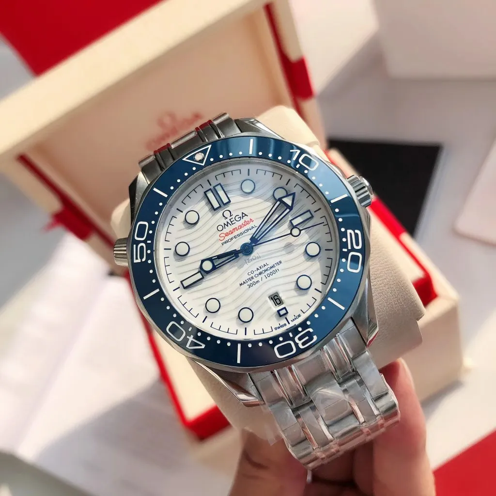 【High-end replica】💰1160! 【Customized all-in-one machine】💰1720! Omega Seamaster's new upgraded version of Seamaster 300 meters has arrived. It continues to adhere to practical value, delve into appearance details, and import an all-in-one movement. There is no best, only a better upgrade concept. It will once again push the entire series of Seamaster watches with the new Citizen movement to the top!  [Upgrade 1] Corrected the bezel to match the color of the letter, synchronized with the original genuine sunken luminous pearl, and the luminous color is synchronized [Upgrade 2] Corrected the original synchronized 8800 movement automatic hammer, effectively combined with the durability of the imported 9015 movement, and more intuitively close to the original [Upgrade 3] Upgraded the arched scratch-resistant sapphire glass mirror, since then‼ ️ All watches are made of sapphire glass [Upgrade 4] Using original genuine CNC molds, perfectly copying the same shell shape and band-shaped curvature of the genuine products. The appearance similarity with the genuine products is indistinguishable. The pictures were taken on a customized all-in-one machine!
