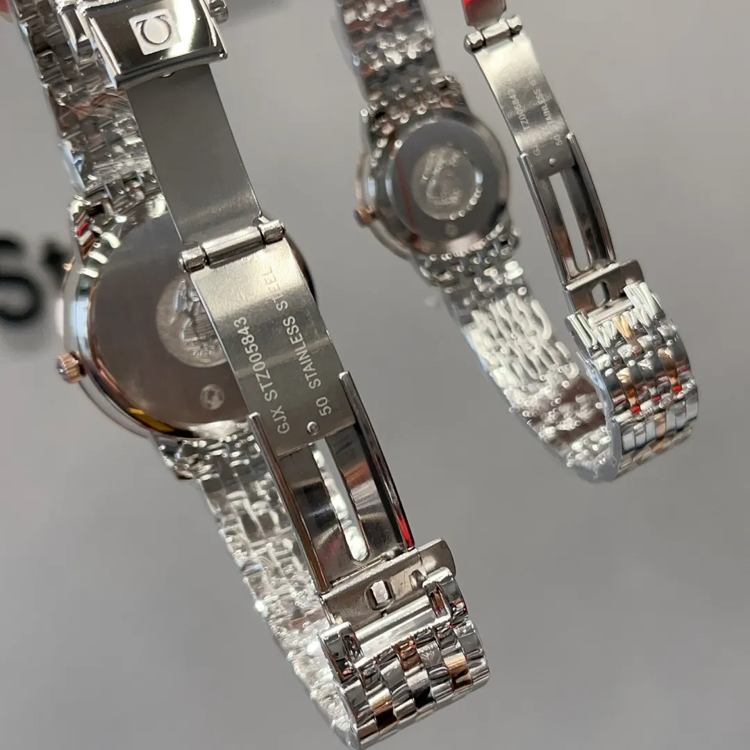 [High-end replica] 💰1160 each! Taiwan factory with red packaging gift bag Omega Butterfly Quartz series watch, women's size 27.4mm, men's 39mm, imported Swiss quartz movement, 316 stainless steel case, anti-scratch glass, unique mother-of-pearl dial, each piece of pattern is unique. Dazzling, quiet, calm and elegant, it must be a high-quality product