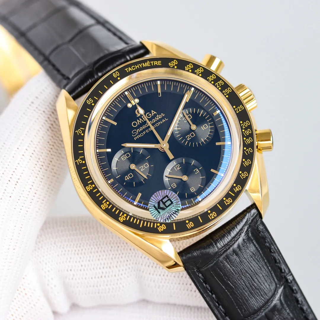 💎The long-awaited rose gold model of the Omega Speedmaster series has finally arrived, ushering in the most beautiful professional moon watch in history. The case is 42 mm, with a "stepped" dial, showing the polished effect of solar rays, and the small dials and hour markers are blackened. The black ceramic bezel is decorated with a tachymeter scale made of Ceragold technology.