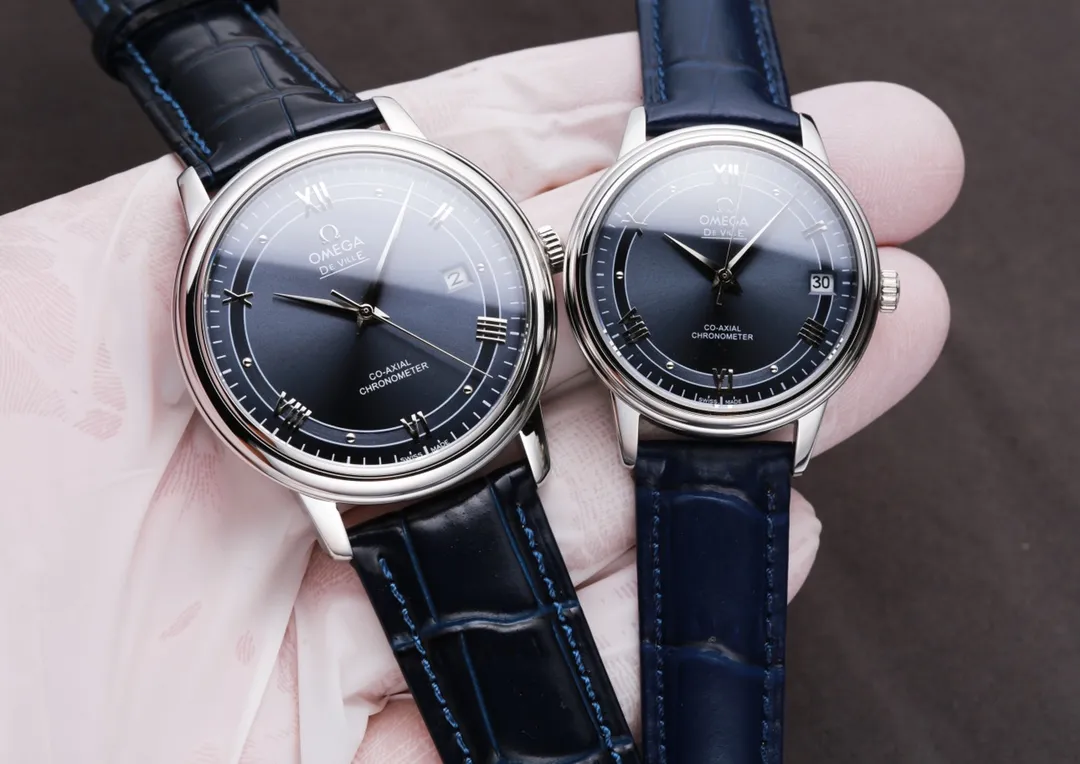 【Customized all-in-one machine】💰1720!  Omega-De Ville Series-Couple Watches! Genuine mold opening, 👏The lettering is the same as the original product with sun pattern, the curved surface is upgraded to high-definition arched double sapphire glass (clearer display, anti-scratch) 👏The back of the steel belt is also synchronized with the original laser product batch number! It took 9 months to make many corrections and upgrades to create a 1:1 shell model, striving for perfection! The diameter of men's wear is 39.5mm, and the diameter of women's wear is 32.7mm👏! The style adopts the original Citizen 9015 all-in-one machine movement, which vibrates 28,800 times per hour, and has zero repair quality. ✅The style is matched with Italian cowhide to make the wrist more suitable and comfortable. The strap body/buckle is engraved with the "OMEGA" classic logo, which is generous and classy. Real shot🔰Please pay attention to the details!