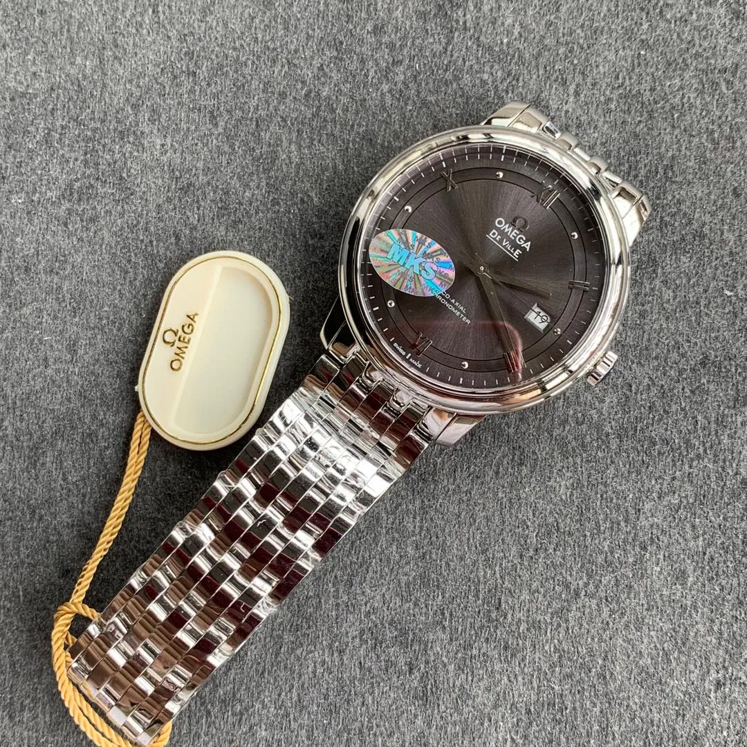 MKS Omega De Ville watch. With its elegant and slim appearance and simple and elegant design, MKS captures every detail and perfectly interprets the classic charm of the original elegant business. [Details of the masterpiece] The size of the watch is 39.5 mm x 10 mm. The literal scales and hands all inherit the original craftsmanship. They are first polished and then rhodium-plated to ensure permanent luster and amazing temperament. [Details of the masterpiece] The Omega resistor LOGO on the plate is well-curved, and the edges are chamfered naturally. It seems small and exquisite, not worth mentioning, but in fact the craftsmanship is complicated and contains a lot of things. [Innovative move] Using the super stable Japanese Miyota 9015 movement, it truly achieves zero repairs.