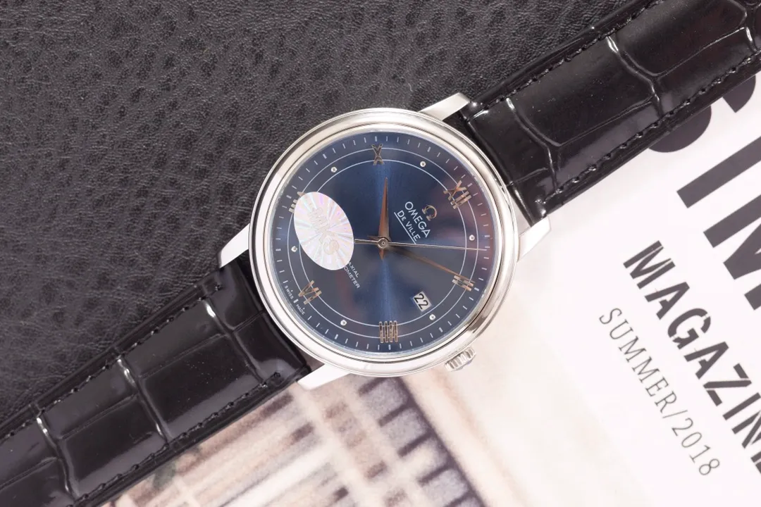 【Foreign Trade Import】💰1720! Omega Butterfly Series 424.13.40.20.02.001 watch. The elegant and slim appearance, combined with the simple and elegant design, captures every detail and perfectly interprets the classic charm of the original elegant business. 1⃣️[Details of the masterpiece] The size of the watch is 39.5 mm x 10 mm. The literal scales and hands all inherit the original craftsmanship. They are first polished and then rhodium-plated to ensure permanent luster and amazing temperament. 2⃣️[Details of the masterpiece] The Omega resistor LOGO on the plate is properly curved, and the edges are chamfered naturally. It seems small and exquisite, not worth mentioning, but in fact the craftsmanship is complicated and contains a lot of things. 3⃣️【Innovation】Using the super stable Japanese Miyota 9015 movement, truly achieving zero repairs. 4⃣️【Five codes in one】Bottom cover, warranty card, and tag are all combined into one, realizing one card, one number!