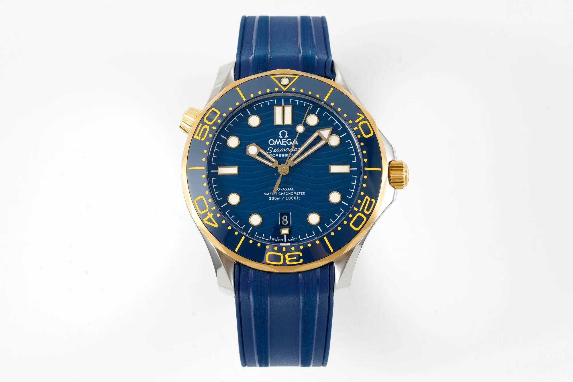 【Customized all-in-one machine】💰1720! 【Top Replica】💰3440! Omega Seamaster 300m series, 42mm, original 1-1 mold making now accepting reservations! The scales and characters on the ceramic ring adopt the "white enamel" process and are not easy to turn yellow. They remain pure white and shiny for a long time and the characters are brighter. The exhaust valve at 11 o'clock has been changed to a conical shape, and the bare edge of the bottom line of the new 300-meter case is not that big. Upgraded strap headband can be bent to fit your hand better, buckle can be adjusted in length, customized 8800 movement, Grade A quality