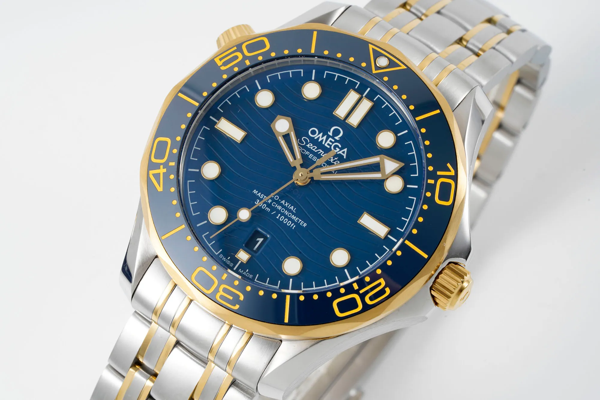 【Customized all-in-one machine】💰1720! 【Top Replica】💰3440! Omega Seamaster 300m series, 42mm, original 1-1 mold making now accepting reservations! The scales and characters on the ceramic ring adopt the "white enamel" process and are not easy to turn yellow. They remain pure white and shiny for a long time and the characters are brighter. The exhaust valve at 11 o'clock has been changed to a conical shape, and the bare edge of the bottom line of the new 300-meter case is not that big. Upgraded strap headband can be bent to fit your hand better, buckle can be adjusted in length, customized 8800 movement, Grade A quality
