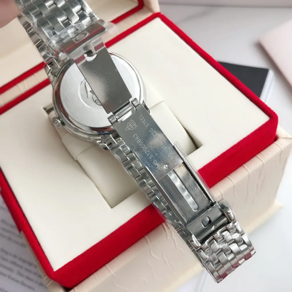 【High-end replica】💰1160! 【Customized all-in-one machine】💰1720! 2023 upgraded blockbuster model - Omega Butterfly De Ville series men's watch [Casual, simple and classic hot model] After the De Ville series was discontinued last year, the factory persisted in adhering to the concept of providing better prices and being more people-friendly. It spent nearly a year strictly controlling and selecting high-quality suppliers of various accessories. Thanks to the strong support of a replica factory, it has worked hard to create today's upgraded and high-quality products at the same price‼ ️ This upgrade uses the same-level lettering from a certain factory, corrects the original synchronous stretch clasp, and passes the factory damage test to ensure excellent quality [Movement] Equipped with zero repair 💯 Brand new Citizen 9015 all-in-one automatic mechanical movement, precise travel time and long-lasting, highly recognized by watch friends [Case] 316L stainless steel case, modified and beautiful body The bottom cover is embossed according to the original synchronized track text. The 39.5mm shell size adheres to the same original details. Curved dial. 100-meter depth waterproof. Scratch-resistant sapphire mirror. [Bracelet] Use 316L stainless steel bracelet with original folding stretch buckle of the same material or calfskin strap. This picture is a real shot of a customized all-in-one machine!