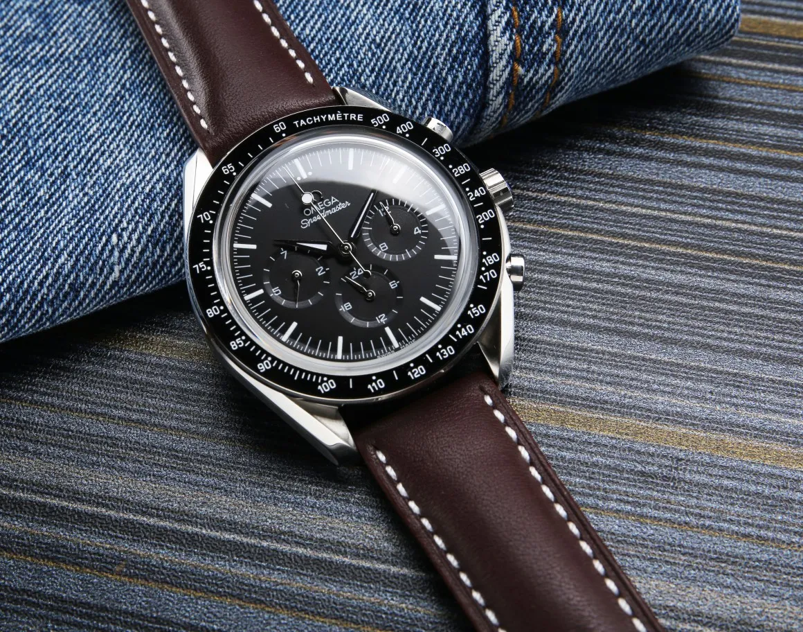 【Foreign trade import】💰2560! The new Omega Speedmaster series is released, the original model is re-engraved, and it exclusively uses imported fully automatic mechanical movements to achieve zero repairs! Paired with the original strap of 904 steel, it has more texture! 42*12mm [Table material and case quality]: Stainless steel, ceramic ring bezel [Table material and mirror quality]: Arc-shaped double-sided anti-reflective, light-resistant and wear-resistant surface. The Omega Speedmaster series is the most representative watch of the brand. The legendary Speedmaster watch participated in all six human moon landing missions and can be regarded as a model of the brand's pioneering spirit. The stainless steel case is equipped with a sandblasted silver dial. The dial is equipped with a black minute ring and a red lacquered chronograph seconds hand. The hour markers, hour and minute hands are specially treated to appear black and are covered with Super-LumiNova. ⁠Three black subdials with sandblasted rhodium-plated hands