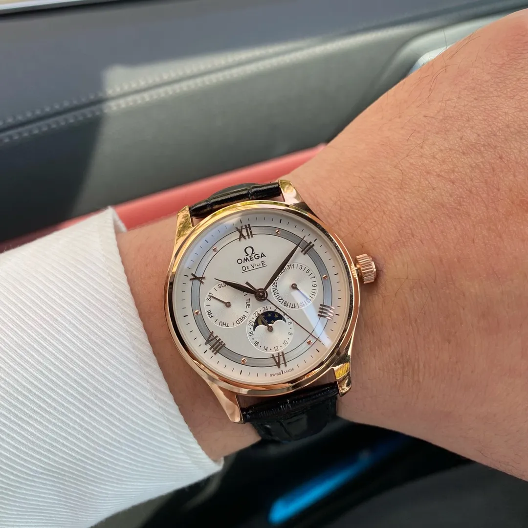 【High-end replica】💰1720! OMEGA-OMEGA‼ ️Diefei series, six-hand moon phase watch debuts, simple and elegant, showing calmness and magnanimity! 1.Watch size 40X12 mm. Sword-shaped hands. 2. The dial has a classic Arabic dial, and the moon phase function at six o'clock rotates once a day. 3. [Strap Buckle] It adopts a retro imitation crocodile strap that is soft and comfortable and matched with Omega's classic embossed pin buckle. 4.【Movement】Using imported Citizen 8215 mechanical movement 🔥Continuously producing top-notch products🔥