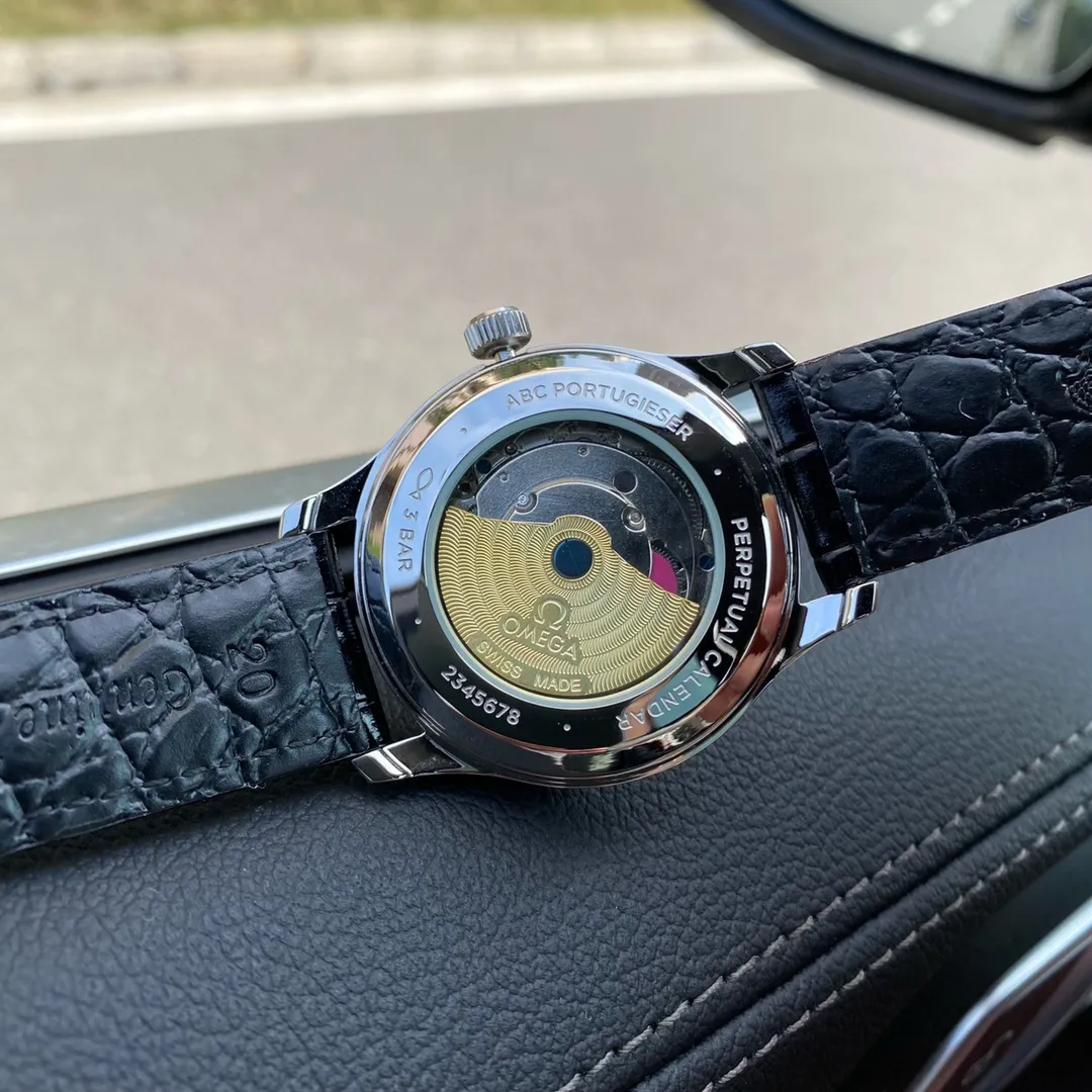 【High-end replica】💰1720! OMEGA-OMEGA‼ ️Diefei series, six-hand moon phase watch debuts, simple and elegant, showing calmness and magnanimity! 1.Watch size 40X12 mm. Sword-shaped hands. 2. The dial has a classic Arabic dial, and the moon phase function at six o'clock rotates once a day. 3. [Strap Buckle] It adopts a retro imitation crocodile strap that is soft and comfortable and matched with Omega's classic embossed pin buckle. 4.【Movement】Using imported Citizen 8215 mechanical movement 🔥Continuously producing top-notch products🔥
