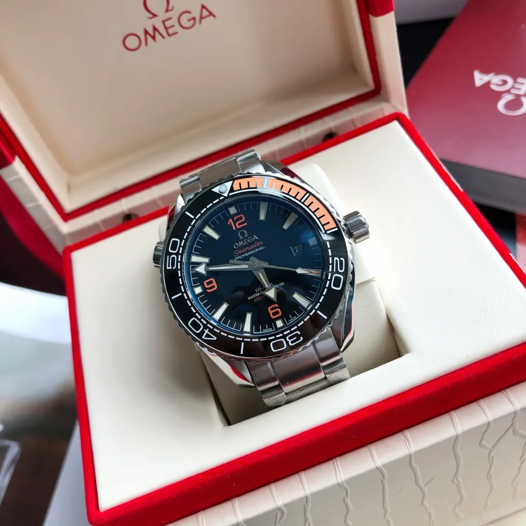 High-end replica 💰1240! TW Taiwan Factory💰1720! 2024 new customized Omega Seamaster series 600-meter America's Cup limited edition diving watch has arrived. It is exclusively customized with original synchronization details. Each watch number is engraved with an identification number and will never be repeated. The ceramic bezel is unique to the entire network. It has a Citizen movement internally and the external repair details are synchronized with the original. [Movement] Equipped with 💯 Brand new Japanese original 9015 automatic mechanical movement, 0️⃣ repair, accurate running time, strong practicality [Case] Made of 316L stainless steel, electroplated in the vacuum furnace of the entire network, equipped with the only original ceramic one-way rotating chronograph ring in its class [Bracelet] Official synchronous rubber strap or 316 stainless steel chain of the Seamaster 600m Diving Watch produced by GD, with the only original push-pull adjustable clasp in its class ⚠️Please look for the exclusive quality of GD products