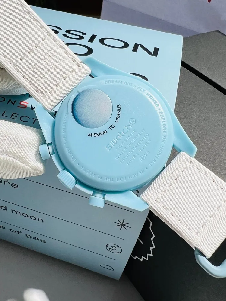[Original order quality] 💰700! 【Purchasing quality】💰1040! Swatch OMEGAxSWATCH Omega x Swatch joint model BIOCERAMIC MOONSWATCH joint watch. There are 11 watches in this series, all named after planetary bodies. They are: Mission to the Sun (gold) Mission to Mercury (dark gray) Mission to Venus (pink) Mission to Earth (blue) Mission to the Moon (black) Mission to Mars (white) Mission to Jupiter (bronze) Mission to Saturn (beige) Mission to Uranus (light blue) Mission to Neptune (dark blue) Mission to Pluto (grey) Each one represents the characteristics of a different planet and uses its elements to decorate the dial, making people want to collect the entire series at once.  Swiss quartz machine, size 42mm. The Velcro strap is waterproof and easy to wear. It is worth buying. It can be collected and given as a gift. It has 11 colors and represents the 11 planets in the universe. The colors are bright and this summer accessory is a must-have!