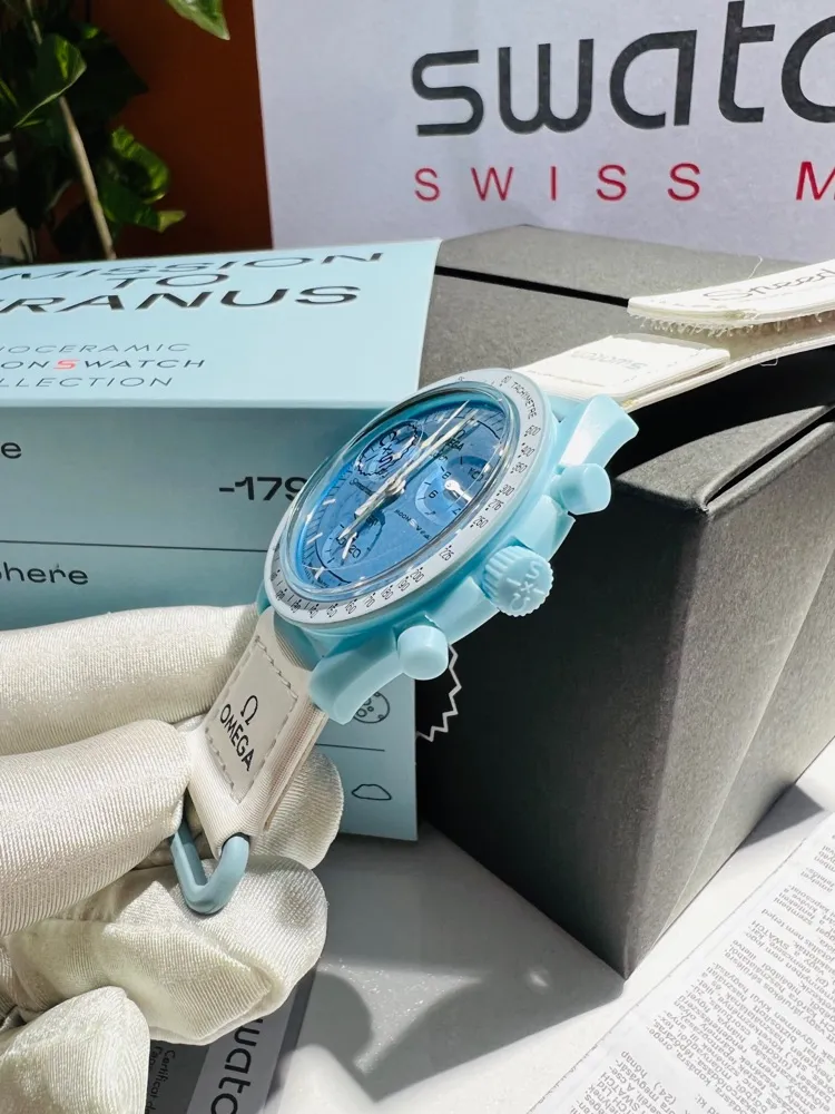 [Original order quality] 💰700! 【Purchasing quality】💰1040! Swatch OMEGAxSWATCH Omega x Swatch joint model BIOCERAMIC MOONSWATCH joint watch. There are 11 watches in this series, all named after planetary bodies. They are: Mission to the Sun (gold) Mission to Mercury (dark gray) Mission to Venus (pink) Mission to Earth (blue) Mission to the Moon (black) Mission to Mars (white) Mission to Jupiter (bronze) Mission to Saturn (beige) Mission to Uranus (light blue) Mission to Neptune (dark blue) Mission to Pluto (grey) Each one represents the characteristics of a different planet and uses its elements to decorate the dial, making people want to collect the entire series at once.  Swiss quartz machine, size 42mm. The Velcro strap is waterproof and easy to wear. It is worth buying. It can be collected and given as a gift. It has 11 colors and represents the 11 planets in the universe. The colors are bright and this summer accessory is a must-have!