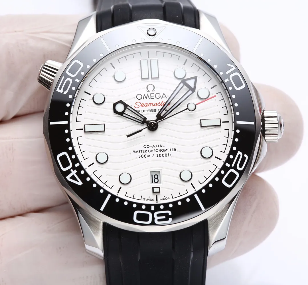 【High-end replica】💰1160! 【Customized all-in-one machine】💰1720! OMEGA SEAMASTER Seamaster Series 300m 300m Coaxial Master Chronometer 42mm 42mm Diving Watch, brushed stainless steel case partially polished. The bezel is made of ceramic and decorated with white enamel diving scales. The scales on the word ring are not easy to wear and fade, and the dome-shaped mirror is coated with anti-glare film Polished black ceramic dial, laser engraved ripple pattern, calendar window at 6 o'clock, hollow hands and embossed hour markers, rhodium-plated, and covered with Super-LumiNova luminous coating, blue and green two-color luminous, green luminous minute hand display with green luminous dots on the bezel for diving Oxygen countdown, multiple waterproof screw-in crowns, can be worn for real sea diving, conical shaped helium escape valve, corrugated edge design, transparent case back, beautiful movement of the movement can be clearly seen, replica 8800 oscillating weight, equipped with original buckle, imported fluorine rubber strap, soft texture, strong flexibility, can be worn in deep diving suits for diving. This picture was taken with custom all-in-one quality! (This product is shipped with three codes in one. Returns and exchanges require complete card tags)