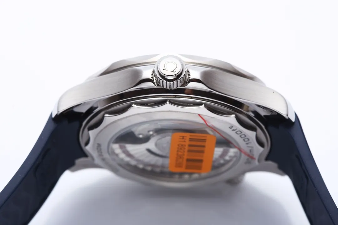 【High-end replica】💰1160! 【Customized all-in-one machine】💰1720! OMEGA SEAMASTER Seamaster Series 300m 300m Coaxial Master Chronometer 42mm 42mm Diving Watch, brushed stainless steel case partially polished. The bezel is made of ceramic and decorated with white enamel diving scales. The scales on the word ring are not easy to wear and fade, and the dome-shaped mirror is coated with anti-glare film Polished black ceramic dial, laser engraved ripple pattern, calendar window at 6 o'clock, hollow hands and embossed hour markers, rhodium-plated, and covered with Super-LumiNova luminous coating, blue and green two-color luminous, green luminous minute hand display with green luminous dots on the bezel for diving Oxygen countdown, multiple waterproof screw-in crowns, can be worn for real sea diving, conical shaped helium escape valve, corrugated edge design, transparent case back, beautiful movement of the movement can be clearly seen, replica 8800 oscillating weight, equipped with original buckle, imported fluorine rubber strap, soft texture, strong flexibility, can be worn in deep diving suits for diving. This picture was taken with custom all-in-one quality! (This product is shipped with three codes in one. Returns and exchanges require complete card tags)