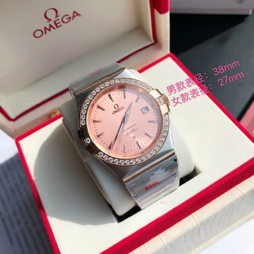 【High-end replica】💰1280! Omega Constellation Series Couple Watch Men's Size: 38/10.5mm Women's Size: 27/10.5mm [Annual masterpiece, classic hit] In 2022, GD produced another full series of high-quality products to fill the gap-Omega Constellation Series fully automatic mechanical watches, which have been sharpened for ten years and never give in! Another high-quality, ultra-affordable representative work produced by GD once again refreshes the "genuine appearance details, built-in new Citizen movement" [Movement] GD produces the entire network's exclusive replica Constellation series men's watch equipped with 💯 The new Citizen 8215 automatic mechanical movement, and the women's watch is equipped with 💯 The new Citizen 6T51 automatic mechanical movement, exclusive correction of the 8501 original automatic hammer, the kinetic energy of the movement is durable, and the travel time is accurate, ⭕️ Reworked [Case] 💯 Super waterproof, you can swim with confidence 🚰 316L stainless steel case, CNC cutting process for the same material bracelet, perfect shell shape and joints, replica craftsmanship, the thinnest workmanship of the same level of movement‼ ️ Equipped with a high-quality Swarovski crystal diamond ring (not an ordinary pickaxe stone), which is colorful in the sun [Details] The original strips and diamond sides are optional, and the original ones are all the same color. The bracelet is equipped with the only original folding clasp in its class, and the sapphire anti-scratch glass mirror reads clearly. [Inventory] 1000+ in the whole series, long-term replenishment supply