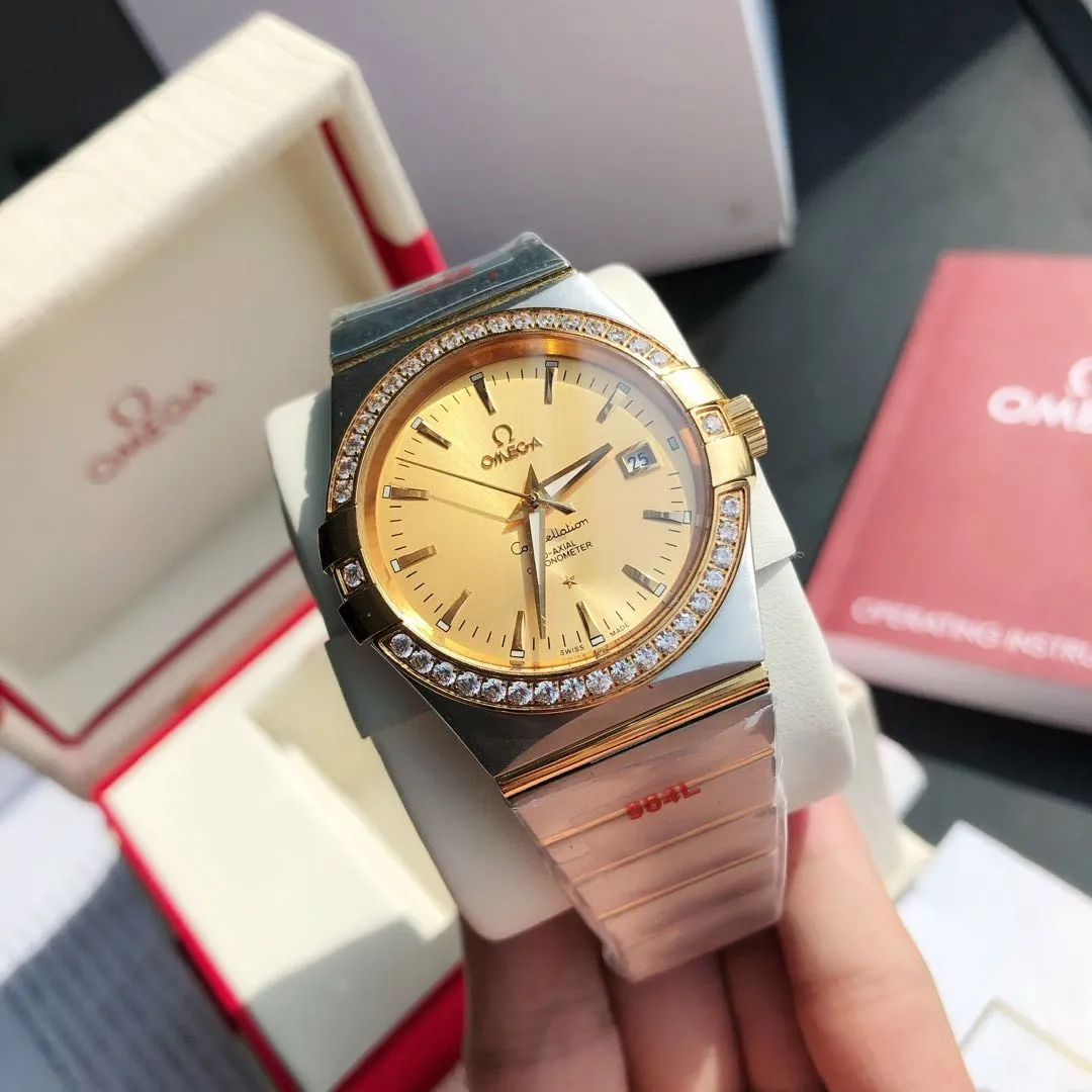 【High-end replica】💰1280! Omega Constellation Series Couple Watch Men's Size: 38/10.5mm Women's Size: 27/10.5mm [Annual masterpiece, classic hit] In 2022, GD produced another full series of high-quality products to fill the gap-Omega Constellation Series fully automatic mechanical watches, which have been sharpened for ten years and never give in! Another high-quality, ultra-affordable representative work produced by GD once again refreshes the "genuine appearance details, built-in new Citizen movement" [Movement] GD produces the entire network's exclusive replica Constellation series men's watch equipped with 💯 The new Citizen 8215 automatic mechanical movement, and the women's watch is equipped with 💯 The new Citizen 6T51 automatic mechanical movement, exclusive correction of the 8501 original automatic hammer, the kinetic energy of the movement is durable, and the travel time is accurate, ⭕️ Reworked [Case] 💯 Super waterproof, you can swim with confidence 🚰 316L stainless steel case, CNC cutting process for the same material bracelet, perfect shell shape and joints, replica craftsmanship, the thinnest workmanship of the same level of movement‼ ️ Equipped with a high-quality Swarovski crystal diamond ring (not an ordinary pickaxe stone), which is colorful in the sun [Details] The original strips and diamond sides are optional, and the original ones are all the same color. The bracelet is equipped with the only original folding clasp in its class, and the sapphire anti-scratch glass mirror reads clearly. [Inventory] 1000+ in the whole series, long-term replenishment supply