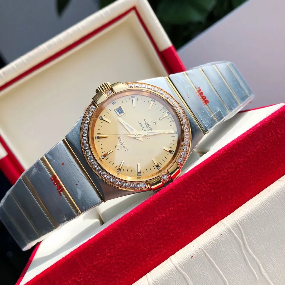【High-end replica】💰1280! Omega Constellation Series Couple Watch Men's Size: 38/10.5mm Women's Size: 27/10.5mm [Annual masterpiece, classic hit] In 2022, GD produced another full series of high-quality products to fill the gap-Omega Constellation Series fully automatic mechanical watches, which have been sharpened for ten years and never give in! Another high-quality, ultra-affordable representative work produced by GD once again refreshes the "genuine appearance details, built-in new Citizen movement" [Movement] GD produces the entire network's exclusive replica Constellation series men's watch equipped with 💯 The new Citizen 8215 automatic mechanical movement, and the women's watch is equipped with 💯 The new Citizen 6T51 automatic mechanical movement, exclusive correction of the 8501 original automatic hammer, the kinetic energy of the movement is durable, and the travel time is accurate, ⭕️ Reworked [Case] 💯 Super waterproof, you can swim with confidence 🚰 316L stainless steel case, CNC cutting process for the same material bracelet, perfect shell shape and joints, replica craftsmanship, the thinnest workmanship of the same level of movement‼ ️ Equipped with a high-quality Swarovski crystal diamond ring (not an ordinary pickaxe stone), which is colorful in the sun [Details] The original strips and diamond sides are optional, and the original ones are all the same color. The bracelet is equipped with the only original folding clasp in its class, and the sapphire anti-scratch glass mirror reads clearly. [Inventory] 1000+ in the whole series, long-term replenishment supply