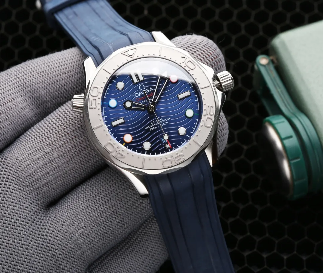 【High-end replica】💰1720! OMEGA launches Seamaster Diver 300M Beijing 2022 Special Edition 2022 Beijing Winter Olympics Special Edition watch⌚️ The five colors of the Olympic five-ring logo are cleverly integrated into the time scale - 2 o'clock is red, 4 o'clock is green, 8 o'clock is yellow, 10 o'clock is blue, and 12 o'clock is black, representing the Olympic spirit of unity, friendship and fairness respectively. The hands and hour markers are coated with fluorescent coating to improve readability in dark environments. The 6 o'clock calendar window has a blue chassis and is synchronized with the original. Pay attention to details.