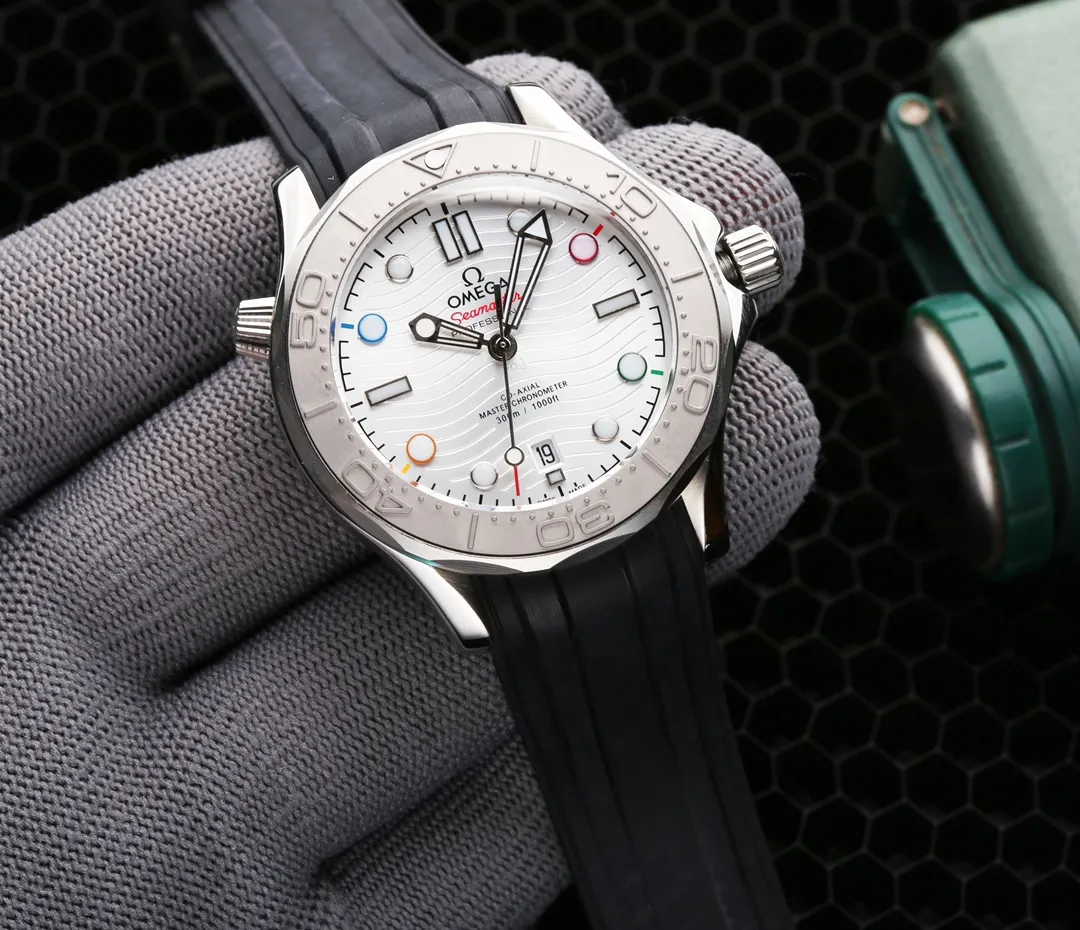 【High-end replica】💰1720! OMEGA launches Seamaster Diver 300M Beijing 2022 Special Edition 2022 Beijing Winter Olympics Special Edition watch⌚️ The five colors of the Olympic five-ring logo are cleverly integrated into the time scale - 2 o'clock is red, 4 o'clock is green, 8 o'clock is yellow, 10 o'clock is blue, and 12 o'clock is black, representing the Olympic spirit of unity, friendship and fairness respectively. The hands and hour markers are coated with fluorescent coating to improve readability in dark environments. The 6 o'clock calendar window has a blue chassis and is synchronized with the original. Pay attention to details.
