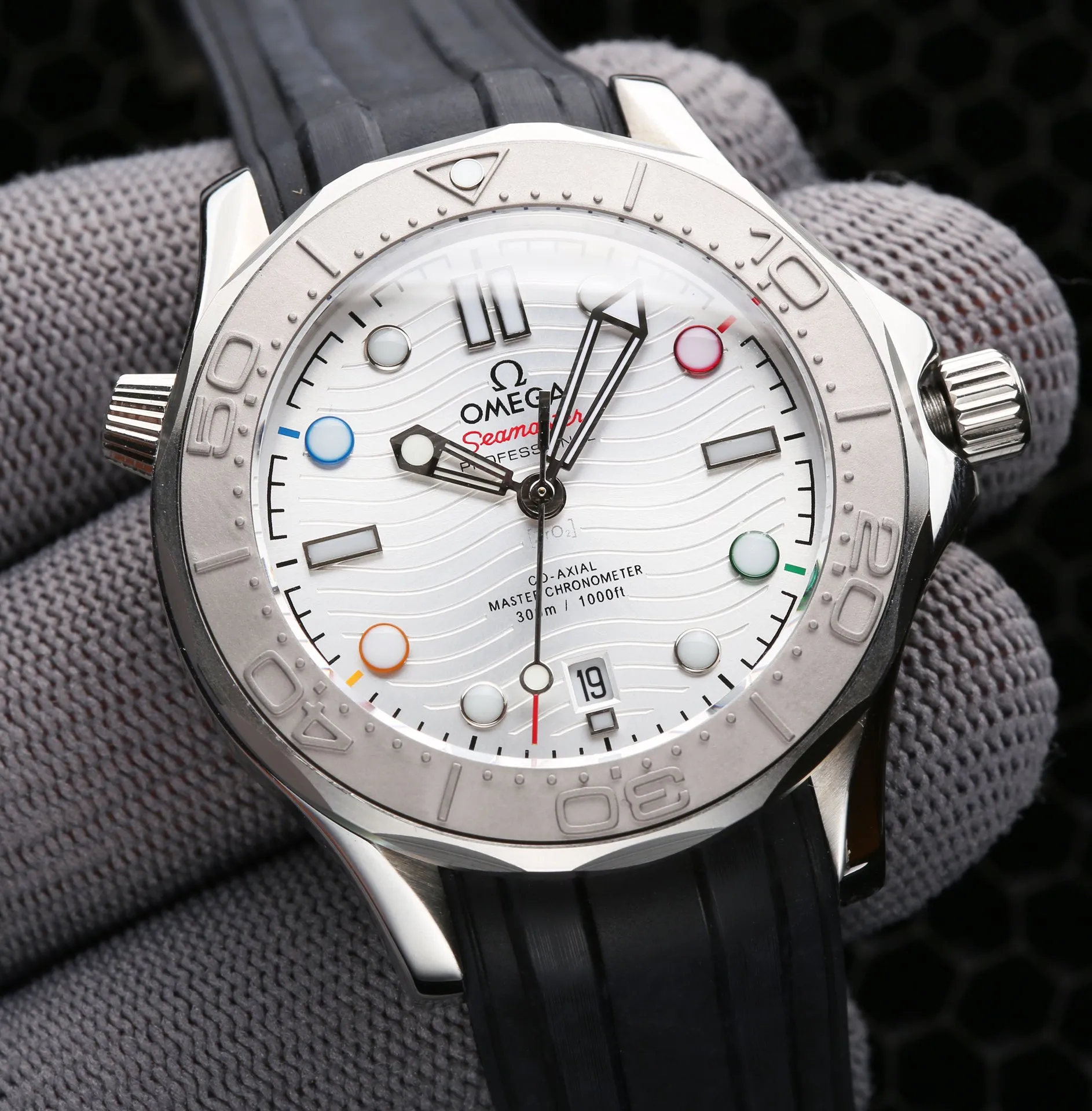 【High-end replica】💰1720! OMEGA launches Seamaster Diver 300M Beijing 2022 Special Edition 2022 Beijing Winter Olympics Special Edition watch⌚️ The five colors of the Olympic five-ring logo are cleverly integrated into the time scale - 2 o'clock is red, 4 o'clock is green, 8 o'clock is yellow, 10 o'clock is blue, and 12 o'clock is black, representing the Olympic spirit of unity, friendship and fairness respectively. The hands and hour markers are coated with fluorescent coating to improve readability in dark environments. The 6 o'clock calendar window has a blue chassis and is synchronized with the original. Pay attention to details.