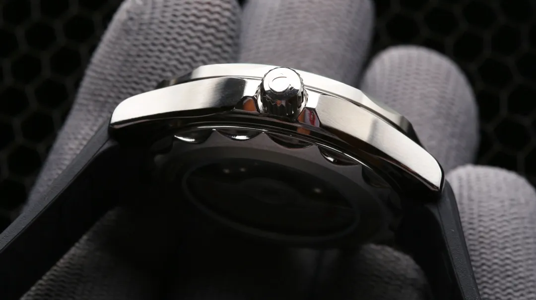 【High-end replica】💰1720! OMEGA launches Seamaster Diver 300M Beijing 2022 Special Edition 2022 Beijing Winter Olympics Special Edition watch⌚️ The five colors of the Olympic five-ring logo are cleverly integrated into the time scale - 2 o'clock is red, 4 o'clock is green, 8 o'clock is yellow, 10 o'clock is blue, and 12 o'clock is black, representing the Olympic spirit of unity, friendship and fairness respectively. The hands and hour markers are coated with fluorescent coating to improve readability in dark environments. The 6 o'clock calendar window has a blue chassis and is synchronized with the original. Pay attention to details.
