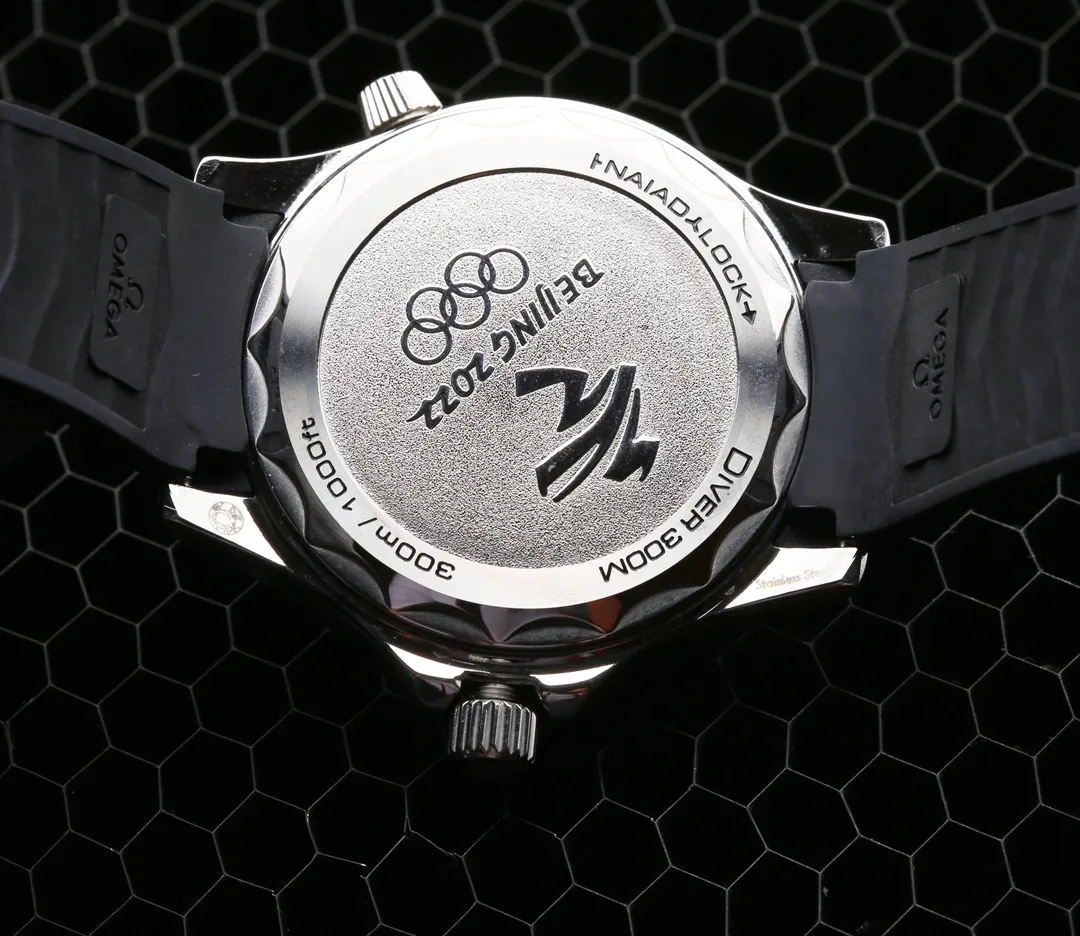 【High-end replica】💰1720! OMEGA launches Seamaster Diver 300M Beijing 2022 Special Edition 2022 Beijing Winter Olympics Special Edition watch⌚️ The five colors of the Olympic five-ring logo are cleverly integrated into the time scale - 2 o'clock is red, 4 o'clock is green, 8 o'clock is yellow, 10 o'clock is blue, and 12 o'clock is black, representing the Olympic spirit of unity, friendship and fairness respectively. The hands and hour markers are coated with fluorescent coating to improve readability in dark environments. The 6 o'clock calendar window has a blue chassis and is synchronized with the original. Pay attention to details.