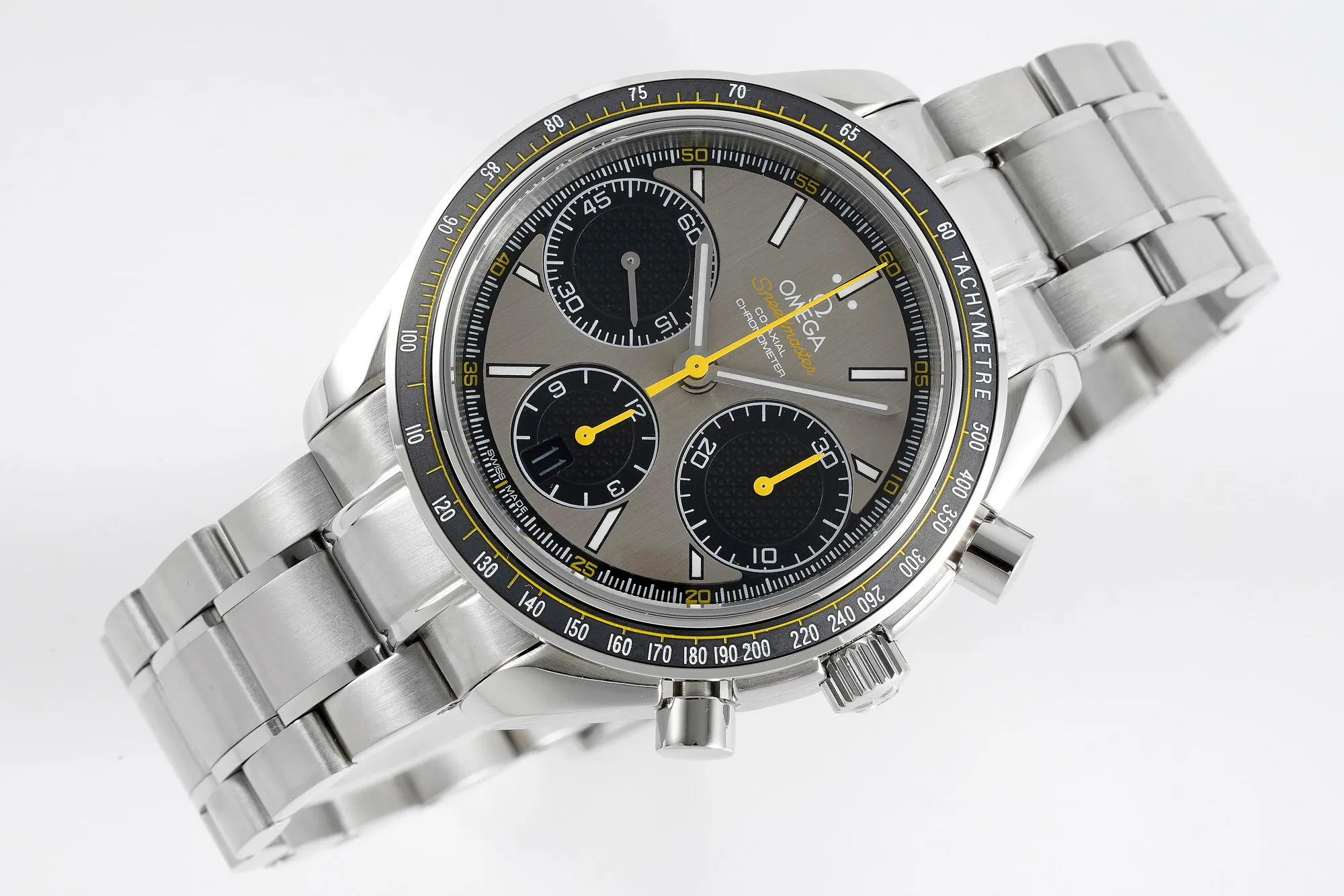 【Top Replica】💰Private chat! Omega Speedmaster series 326.32.40.50.06.001 multi-function chronograph watch. The synchronous counter is 40mm in size and uses the 7750 chronograph movement to make it more stable and durable, creating an original quality copy of the Omega Speedmaster series watch. [Appearance] Purchase genuine products for disassembly and mapping. They have the same stepped watch case cover, the same CNC polishing level, and the same thickness size. The entire watch accessories, including the strap lug screws, are perfectly interchangeable with the genuine products. [Disk surface] The dial adopts the same grain texture and radial pattern lettering as the original product, and uses the same frosted fine particle lettering as the original. The overall density of the particles is consistent with the original product. The same light source reflection as the original product can be seen at any angle. Each number, word nail, logo, is independently molded using genuine craftsmanship materials. After several sets of molds, the three-dimensional beauty is finally consistent with the original version. [Mirror] Double-sided blue-coated curved sapphire glass mirror, double-sided chamfered and smooth edges, and the thickness arc reaches the strict tolerance standard of 0.03. Scratch-resistant and wear-resistant, crystal clear. [Waterproof] The lock-type crown has been tested repeatedly and is consistent with the original product. The waterproof depth is 100 meters. [Strap] The rubber strap follows strict standards from the raw material. Every detail has been polished repeatedly and is of the highest quality. It is soft and delicate, fits the wrist and is comfortable to wear. Every inch of stitching and every detail, including the number, is consistent with the original. [Watch Buckle] The brushed texture of the watch buckle is fine and neat, and the depth of the drawing is exactly the same as the original. Not only the density of the drawing is fine and consistent, but also the depth of the drawing is consistent with the original. The watch buckle is deeply restored, which solves the embarrassing problem of the buckle becoming loose after being used for a period of time. The watch buckle still fits tightly after being used for a long time, and the crisp sound of the buckle is also deeply restored.
