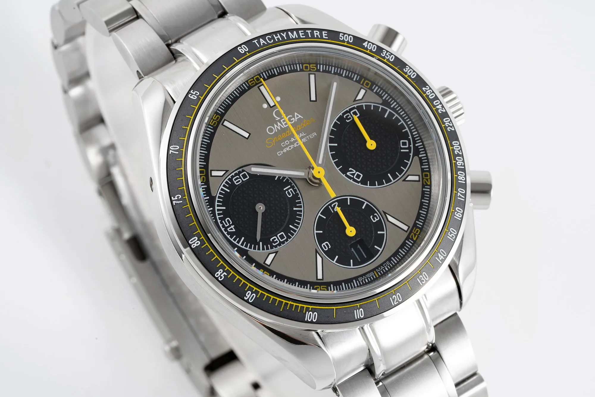 【Top Replica】💰Private chat! Omega Speedmaster series 326.32.40.50.06.001 multi-function chronograph watch. The synchronous counter is 40mm in size and uses the 7750 chronograph movement to make it more stable and durable, creating an original quality copy of the Omega Speedmaster series watch. [Appearance] Purchase genuine products for disassembly and mapping. They have the same stepped watch case cover, the same CNC polishing level, and the same thickness size. The entire watch accessories, including the strap lug screws, are perfectly interchangeable with the genuine products. [Disk surface] The dial adopts the same grain texture and radial pattern lettering as the original product, and uses the same frosted fine particle lettering as the original. The overall density of the particles is consistent with the original product. The same light source reflection as the original product can be seen at any angle. Each number, word nail, logo, is independently molded using genuine craftsmanship materials. After several sets of molds, the three-dimensional beauty is finally consistent with the original version. [Mirror] Double-sided blue-coated curved sapphire glass mirror, double-sided chamfered and smooth edges, and the thickness arc reaches the strict tolerance standard of 0.03. Scratch-resistant and wear-resistant, crystal clear. [Waterproof] The lock-type crown has been tested repeatedly and is consistent with the original product. The waterproof depth is 100 meters. [Strap] The rubber strap follows strict standards from the raw material. Every detail has been polished repeatedly and is of the highest quality. It is soft and delicate, fits the wrist and is comfortable to wear. Every inch of stitching and every detail, including the number, is consistent with the original. [Watch Buckle] The brushed texture of the watch buckle is fine and neat, and the depth of the drawing is exactly the same as the original. Not only the density of the drawing is fine and consistent, but also the depth of the drawing is consistent with the original. The watch buckle is deeply restored, which solves the embarrassing problem of the buckle becoming loose after being used for a period of time. The watch buckle still fits tightly after being used for a long time, and the crisp sound of the buckle is also deeply restored.