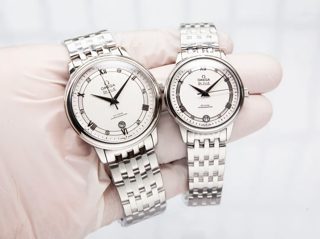 【Customized all-in-one machine】💰1920! Omega-De Ville Series-Couple Watches! Genuine mold opening, 👏The lettering is the same as the original product with sun pattern, the curved surface is upgraded to high-definition arched double sapphire glass (clearer display, anti-scratch) 👏The back of the steel belt is also synchronized with the original laser product batch number! It took 9 months to make many corrections and upgrades to create a 1:1 shell model, striving for perfection! The diameter of men's clothing is 39.5mm, and the diameter of women's clothing is 32.7mm👏! The style adopts the original Citizen 9015 all-in-one mechanical movement, which vibrates 28,800 times per hour, and has zero repair quality. The style is matched with Italian cowhide to make the wrist more comfortable and comfortable. The strap body/buckle is engraved with the classic "OMEGA" logo, which is generous and classy. Real shot🔰Please pay attention to the details! (Focus on original new machines) Focus is an attitude, produced by JH!