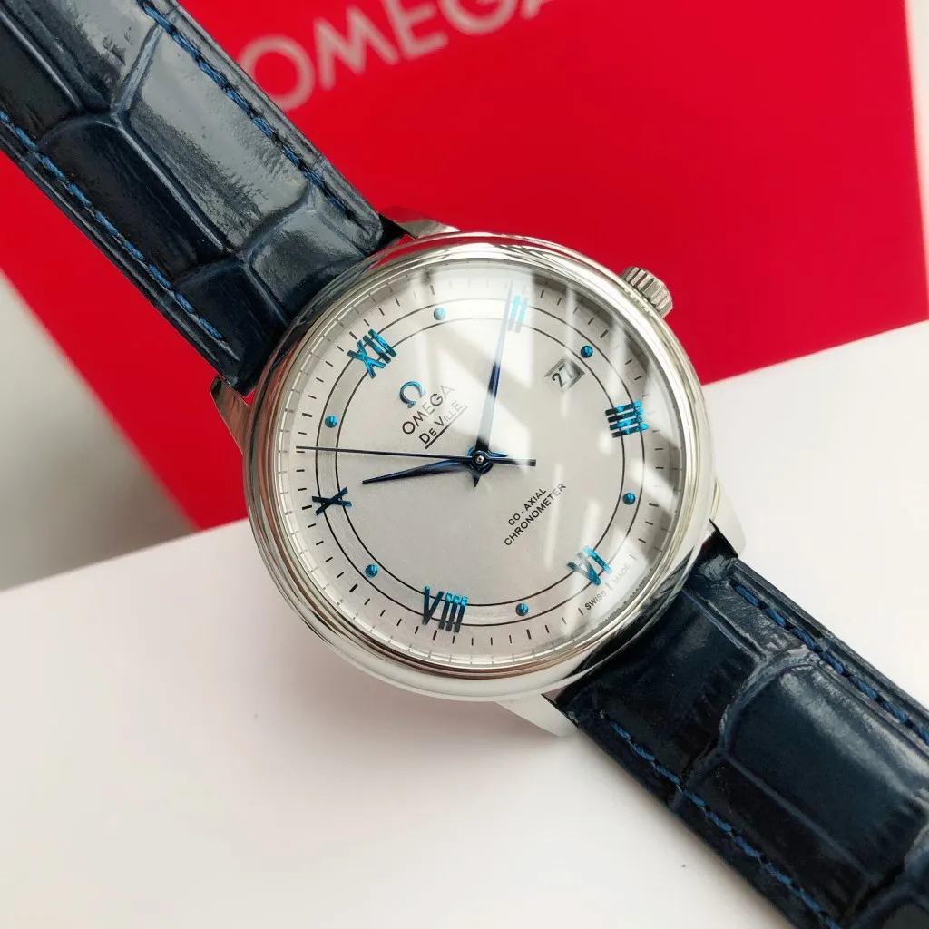 【High-end replica】💰1160! 【Customized all-in-one machine】💰1720! 2023 upgraded blockbuster model - Omega Butterfly De Ville series men's watch [Casual, simple and classic hot model] After the De Ville series was discontinued last year, the factory persisted in adhering to the concept of providing better prices and being more people-friendly. It spent nearly a year strictly controlling and selecting high-quality suppliers of various accessories. Thanks to the strong support of a replica factory, it has worked hard to create today's upgraded and high-quality products at the same price‼ ️ This upgrade uses the same-level lettering from a certain factory, corrects the original synchronous stretch clasp, and passes the factory damage test to ensure excellent quality [Movement] Equipped with zero repair 💯 Brand new Citizen 9015 all-in-one automatic mechanical movement, precise travel time and long-lasting, highly recognized by watch friends [Case] 316L stainless steel case, modified and beautiful body The bottom cover is embossed according to the original synchronized track text. The 39.5mm shell size adheres to the same original details. Curved dial. 100-meter depth waterproof. Scratch-resistant sapphire mirror. [Bracelet] Use 316L stainless steel bracelet with original folding stretch buckle of the same material or calfskin strap. This picture is a real shot of a customized all-in-one machine!