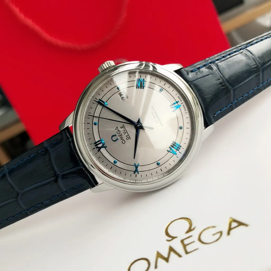 【High-end replica】💰1160! 【Customized all-in-one machine】💰1720! 2023 upgraded blockbuster model - Omega Butterfly De Ville series men's watch [Casual, simple and classic hot model] After the De Ville series was discontinued last year, the factory persisted in adhering to the concept of providing better prices and being more people-friendly. It spent nearly a year strictly controlling and selecting high-quality suppliers of various accessories. Thanks to the strong support of a replica factory, it has worked hard to create today's upgraded and high-quality products at the same price‼ ️ This upgrade uses the same-level lettering from a certain factory, corrects the original synchronous stretch clasp, and passes the factory damage test to ensure excellent quality [Movement] Equipped with zero repair 💯 Brand new Citizen 9015 all-in-one automatic mechanical movement, precise travel time and long-lasting, highly recognized by watch friends [Case] 316L stainless steel case, modified and beautiful body The bottom cover is embossed according to the original synchronized track text. The 39.5mm shell size adheres to the same original details. Curved dial. 100-meter depth waterproof. Scratch-resistant sapphire mirror. [Bracelet] Use 316L stainless steel bracelet with original folding stretch buckle of the same material or calfskin strap. This picture is a real shot of a customized all-in-one machine!