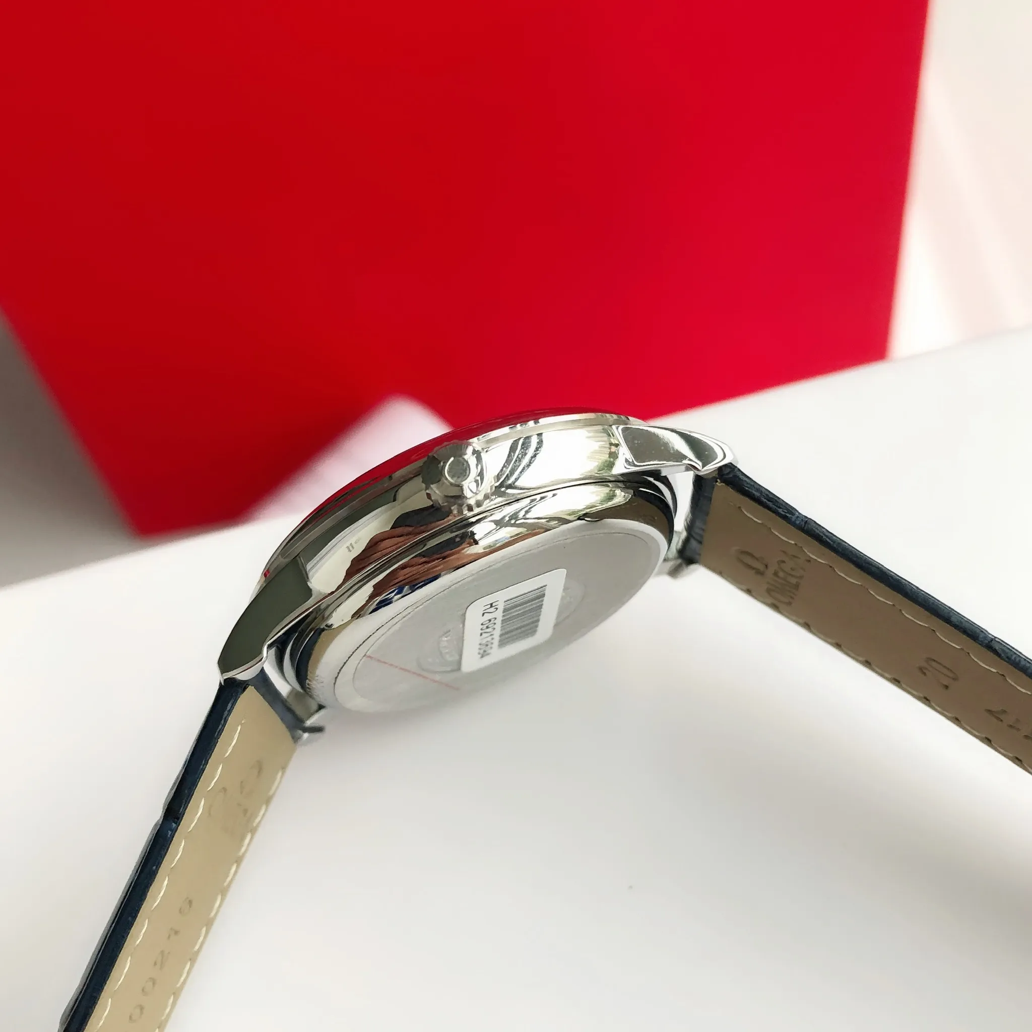 【High-end replica】💰1160! 【Customized all-in-one machine】💰1720! 2023 upgraded blockbuster model - Omega Butterfly De Ville series men's watch [Casual, simple and classic hot model] After the De Ville series was discontinued last year, the factory persisted in adhering to the concept of providing better prices and being more people-friendly. It spent nearly a year strictly controlling and selecting high-quality suppliers of various accessories. Thanks to the strong support of a replica factory, it has worked hard to create today's upgraded and high-quality products at the same price‼ ️ This upgrade uses the same-level lettering from a certain factory, corrects the original synchronous stretch clasp, and passes the factory damage test to ensure excellent quality [Movement] Equipped with zero repair 💯 Brand new Citizen 9015 all-in-one automatic mechanical movement, precise travel time and long-lasting, highly recognized by watch friends [Case] 316L stainless steel case, modified and beautiful body The bottom cover is embossed according to the original synchronized track text. The 39.5mm shell size adheres to the same original details. Curved dial. 100-meter depth waterproof. Scratch-resistant sapphire mirror. [Bracelet] Use 316L stainless steel bracelet with original folding stretch buckle of the same material or calfskin strap. This picture is a real shot of a customized all-in-one machine!