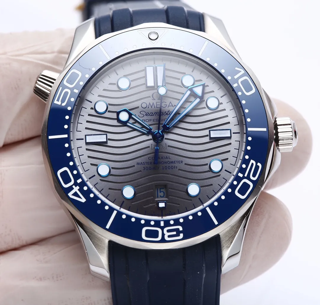【High-end replica】💰1160! 【Customized all-in-one machine】💰1720! OMEGA SEAMASTER Seamaster Series 300m 300m Coaxial Master Chronometer 42mm 42mm Diving Watch, brushed stainless steel case partially polished. The bezel is made of ceramic and decorated with white enamel diving scales. The scales on the word ring are not easy to wear and fade, and the dome-shaped mirror is coated with anti-glare film Polished black ceramic dial, laser engraved ripple pattern, calendar window at 6 o'clock, hollow hands and embossed hour markers, rhodium-plated, and covered with Super-LumiNova luminous coating, blue and green two-color luminous, green luminous minute hand display with green luminous dots on the bezel for diving Oxygen countdown, multiple waterproof screw-in crowns, can be worn for real sea diving, conical shaped helium escape valve, corrugated edge design, transparent case back, beautiful movement of the movement can be clearly seen, replica 8800 oscillating weight, equipped with original buckle, imported fluorine rubber strap, soft texture, strong flexibility, can be worn in deep diving suits for diving. This picture was taken with custom all-in-one quality! (This product is shipped with three codes in one. Returns and exchanges require complete card tags)