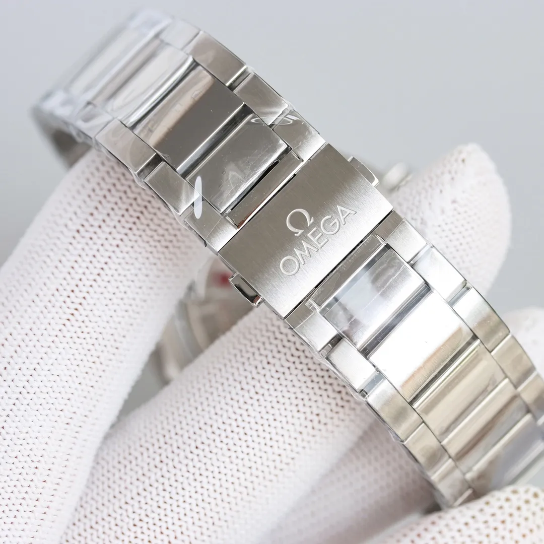 【Top Replica】💰Private chat! Omega Seamaster 150m Aqua Terra Observatory 41mm 1: Free choice of tape/steel tape. 2: Made of stainless steel, the horizontal “teak” dial is unique. 3: Screw-in embossed technology crown with new “cone-shaped” design, more convenient for debugging. 4: The sides are exquisitely brushed and polished, and the bottom cover has a new corrugated design. 5: Equipped with the new version of Omega 8900 movement, which is accurate and reliable! 6: Upper and lower sapphire coated with AR glass, capable of everything from land to ocean!