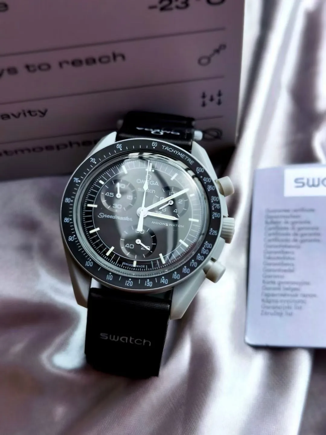 [Original order quality] 💰700! 【Purchasing quality】💰1040! Swatch OMEGAxSWATCH Omega x Swatch joint model BIOCERAMIC MOONSWATCH joint watch. There are 11 watches in this series, all named after planetary bodies. They are: Mission to the Sun (gold) Mission to Mercury (dark gray) Mission to Venus (pink) Mission to Earth (blue) Mission to the Moon (black) Mission to Mars (white) Mission to Jupiter (bronze) Mission to Saturn (beige) Mission to Uranus (light blue) Mission to Neptune (dark blue) Mission to Pluto (grey) Each one represents the characteristics of a different planet and uses its elements to decorate the dial, making people want to collect the entire series at once.  Swiss quartz machine, size 42mm. The Velcro strap is waterproof and easy to wear. It is worth buying. It can be collected and given as a gift. It has 11 colors and represents the 11 planets in the universe. The colors are bright and this summer accessory is a must-have!
