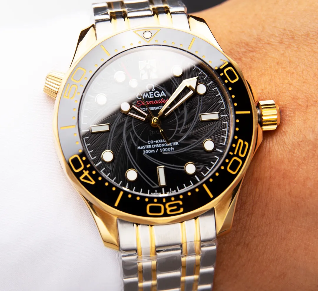 【High-end replica】💰1300! Customized all-in-one machine 💰1900! Omega Seamaster 007 First Anniversary Series 300-meter Diving Watch is of exclusive quality on the entire network. [Movement] Equipped with the brand new 9015 all-in-one fully automatic mechanical movement imported from Japan, it truly achieves zero repairs, accurate running time, strong practicality and 100% waterproof. [Glass] High-definition double-bore sapphire mirror [Ceramic ring] Use imported ceramic ring [Pointer] Super-LumiNova [Pointer] Corresponds to the original electroplated metal rotor [Literal] Corresponds to the counter Seamaster 300 porcelain surface craftsmanship (the visual effect beats ordinary oil pressure) [Case] ​​Made of 316L stainless steel case, equipped with the only original ceramic one-way rotating timing ring in its class. The pressure relief valve on the side of the case is the same as the original one. Table diameter 42, official perfect size!