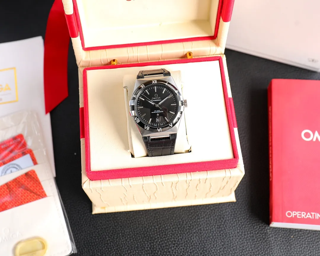 【High-end replica】💰1440! 【Customized all-in-one machine】💰1920! The fifth generation of OMEGA’s “Constellation Gents’” Constellation series still continues the classic star emblem and bezel claw elements, showing an elegant gentleman’s style. Size 39mm, equipped with 8900 fully automatic mechanical movement, sapphire mirror, made of German 316L stainless steel, top craftsmanship, original 1:1 replica and exclusive product! 🔥Top quality products with constant quality🔥