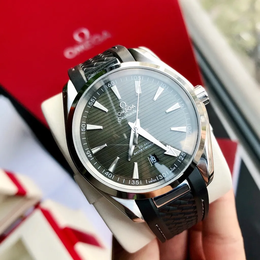 【Customized all-in-one machine】💰1720! Omega Seamaster 150-meter watch [Ocean charm, classic hot model] The classic and timeless design is very characteristic of the Omega brand [Movement] Equipped with the imported brand new Citizen 9015 all-in-one automatic mechanical movement, accurate travel time and long-lasting, highly recognized by watch friends [Case] 316L stainless steel case, modified and beautiful body, original consistent 41.5mm diameter, curved dial, depth waterproof to 200 meters [Bracelet] imported rubber strap Equipped with the original folding clasp of the same material, the details are synchronized with the original product ⚠️Please look for the exclusive quality produced by GD