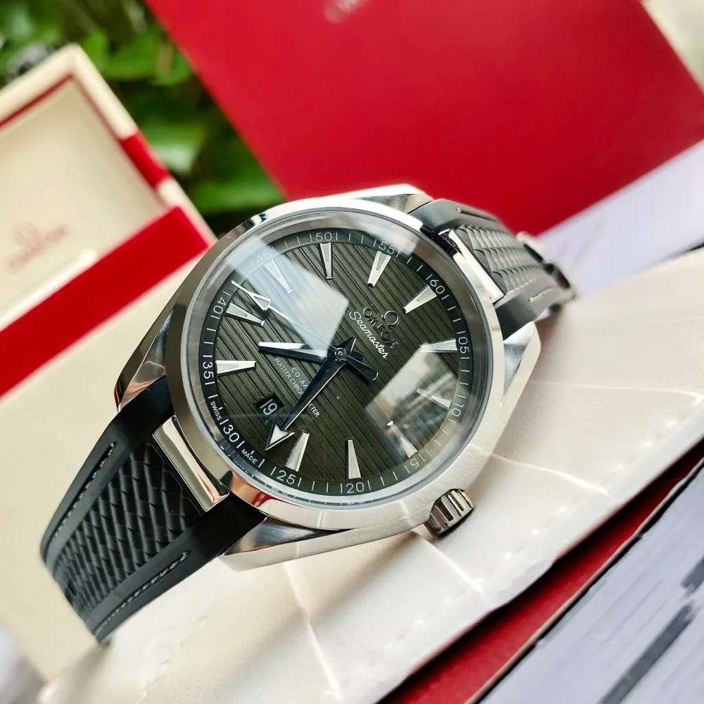 【Customized all-in-one machine】💰1720! Omega Seamaster 150-meter watch [Ocean charm, classic hot model] The classic and timeless design is very characteristic of the Omega brand [Movement] Equipped with the imported brand new Citizen 9015 all-in-one automatic mechanical movement, accurate travel time and long-lasting, highly recognized by watch friends [Case] 316L stainless steel case, modified and beautiful body, original consistent 41.5mm diameter, curved dial, depth waterproof to 200 meters [Bracelet] imported rubber strap Equipped with the original folding clasp of the same material, the details are synchronized with the original product ⚠️Please look for the exclusive quality produced by GD