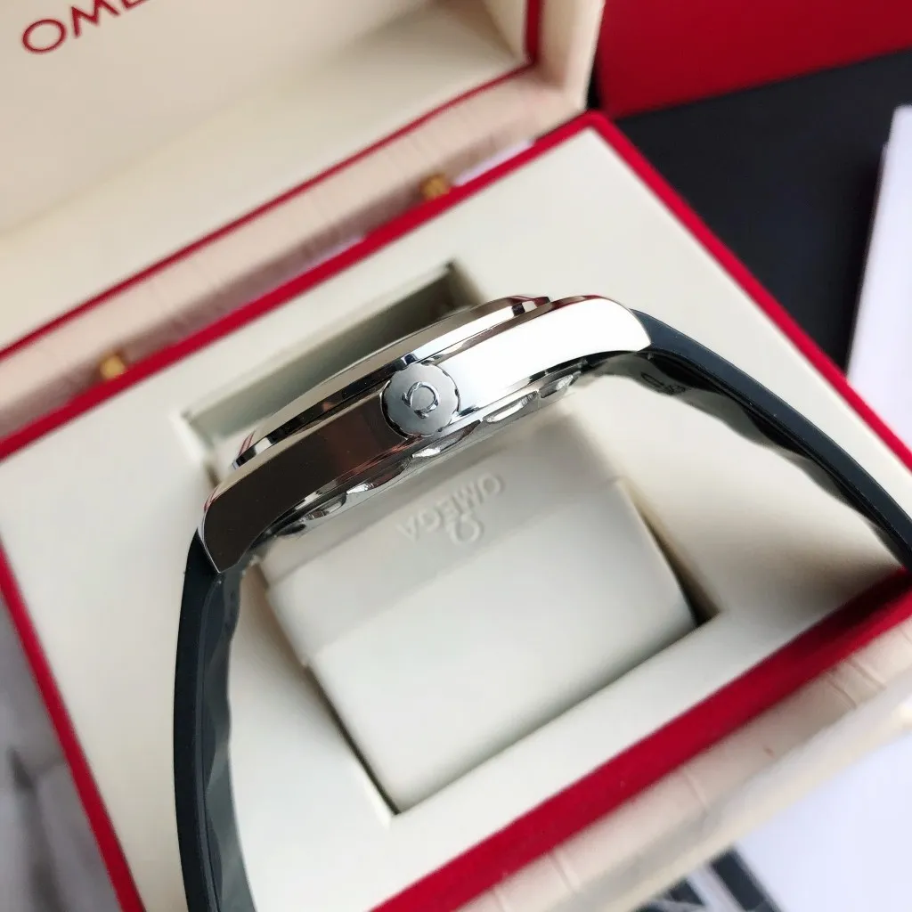 【Customized all-in-one machine】💰1720! Omega Seamaster 150-meter watch [Ocean charm, classic hot model] The classic and timeless design is very characteristic of the Omega brand [Movement] Equipped with the imported brand new Citizen 9015 all-in-one automatic mechanical movement, accurate travel time and long-lasting, highly recognized by watch friends [Case] 316L stainless steel case, modified and beautiful body, original consistent 41.5mm diameter, curved dial, depth waterproof to 200 meters [Bracelet] imported rubber strap Equipped with the original folding clasp of the same material, the details are synchronized with the original product ⚠️Please look for the exclusive quality produced by GD