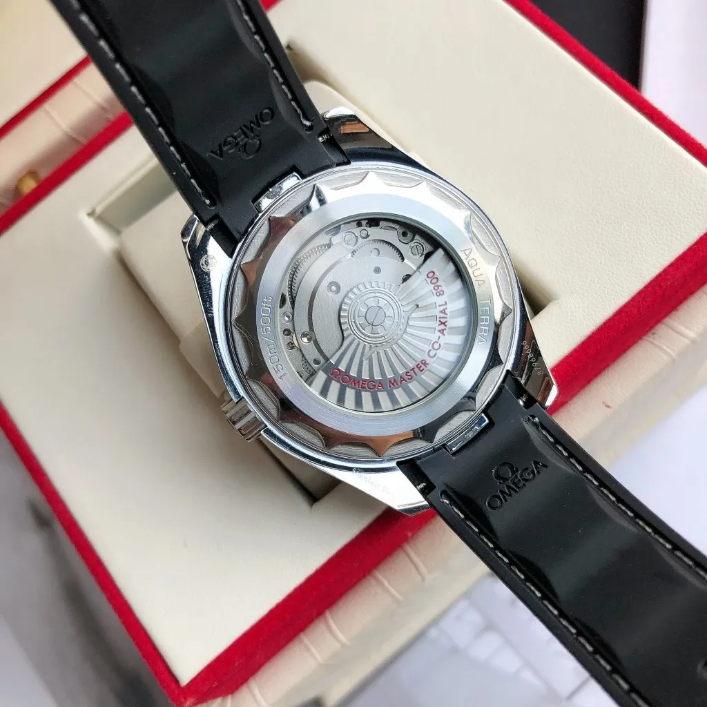 【Customized all-in-one machine】💰1720! Omega Seamaster 150-meter watch [Ocean charm, classic hot model] The classic and timeless design is very characteristic of the Omega brand [Movement] Equipped with the imported brand new Citizen 9015 all-in-one automatic mechanical movement, accurate travel time and long-lasting, highly recognized by watch friends [Case] 316L stainless steel case, modified and beautiful body, original consistent 41.5mm diameter, curved dial, depth waterproof to 200 meters [Bracelet] imported rubber strap Equipped with the original folding clasp of the same material, the details are synchronized with the original product ⚠️Please look for the exclusive quality produced by GD
