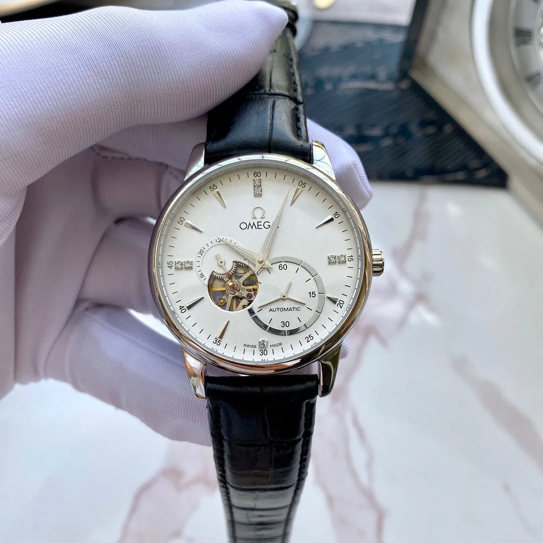【Foreign trade import】💰1320! Omega (extremely noble and wise work) has many products - hot products are coming🔥🔥The latest model💪 [Type]: Exquisite men's watch (more excellent) Best design [Strap]: Genuine cowhide/316L stainless steel strap (more comfortable) Real men wear [Movement]: Top mechanical movement (zero repair) [Material]: Mineral super strong mirror (more wear-resistant) Smart style and strong three-dimensional sense Special design returns with great reputation. Size: diameter 40mm, thickness 12mm. Smart launch! Welcome to reprint!