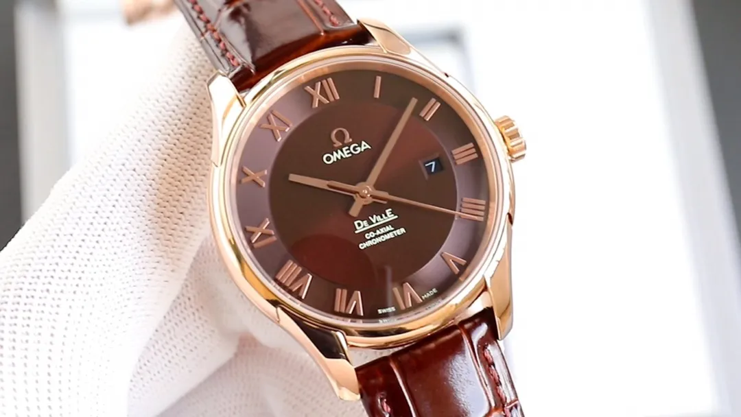 【High-end replica】💰1240! 【Customized all-in-one machine】💰1760! Omega De Ville series men's mechanical watch, a new upgraded version will arrive in 2023. The modified quality is exclusively customized with a special design of the 8500 movement splint. [Movement] Re-engraved and restored 8500 coaxial movement, with a see-through bottom showing the movement at a glance, perfectly presented. [Case] 316L stainless steel case, made with exclusive CNC technology, with arched wear-resistant super strong glass, clear text lines and well-proportioned checkering. Three degrees waterproof, watch diameter 41/11mm [Watch chain] Italian imported cowhide leather strap with original folding clasp or 316 stainless steel original clasp optional. The exclusive quality code is 83145368.