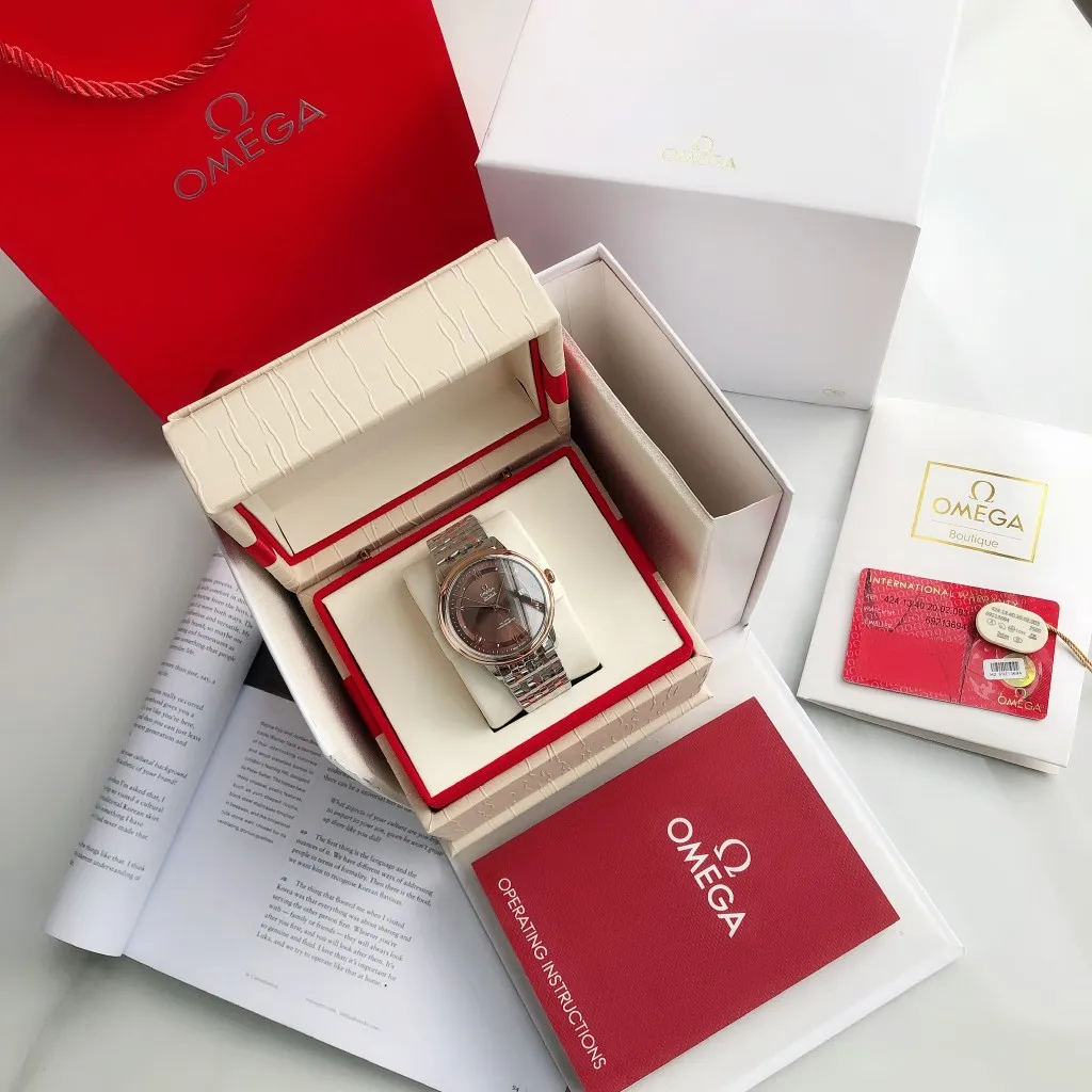 【High-end replica】💰1160! 【Customized all-in-one machine】💰1720! 2023 upgraded blockbuster model - Omega Butterfly De Ville series men's watch [Casual, simple and classic hot model] After the De Ville series was discontinued last year, the factory persisted in adhering to the concept of providing better prices and being more people-friendly. It spent nearly a year strictly controlling and selecting high-quality suppliers of various accessories. Thanks to the strong support of a replica factory, it has worked hard to create today's upgraded and high-quality products at the same price‼ ️ This upgrade uses the same-level lettering from a certain factory, corrects the original synchronous stretch clasp, and passes the factory damage test to ensure excellent quality [Movement] Equipped with zero repair 💯 Brand new Citizen 9015 all-in-one automatic mechanical movement, precise travel time and long-lasting, highly recognized by watch friends [Case] 316L stainless steel case, modified and beautiful body The bottom cover is embossed according to the original synchronized track text. The 39.5mm shell size adheres to the same original details. Curved dial. 100-meter depth waterproof. Scratch-resistant sapphire mirror. [Bracelet] Use 316L stainless steel bracelet with original folding stretch buckle of the same material or calfskin strap. This picture is a real shot of a customized all-in-one machine!